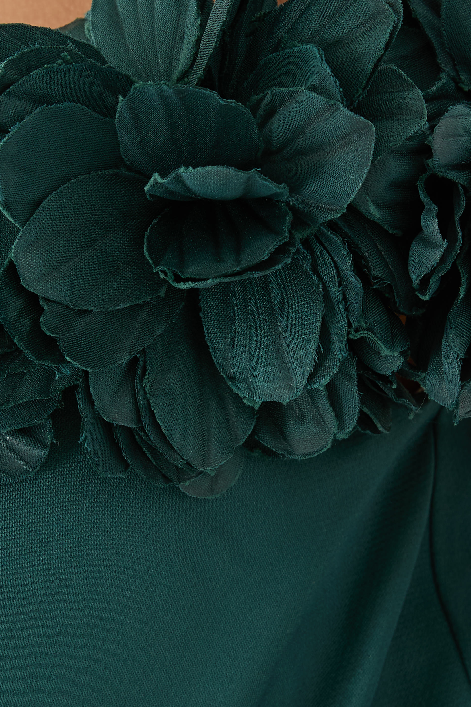 فستان سهرة مطرز بأكتاف مكشوفة وقصة حورية البحر