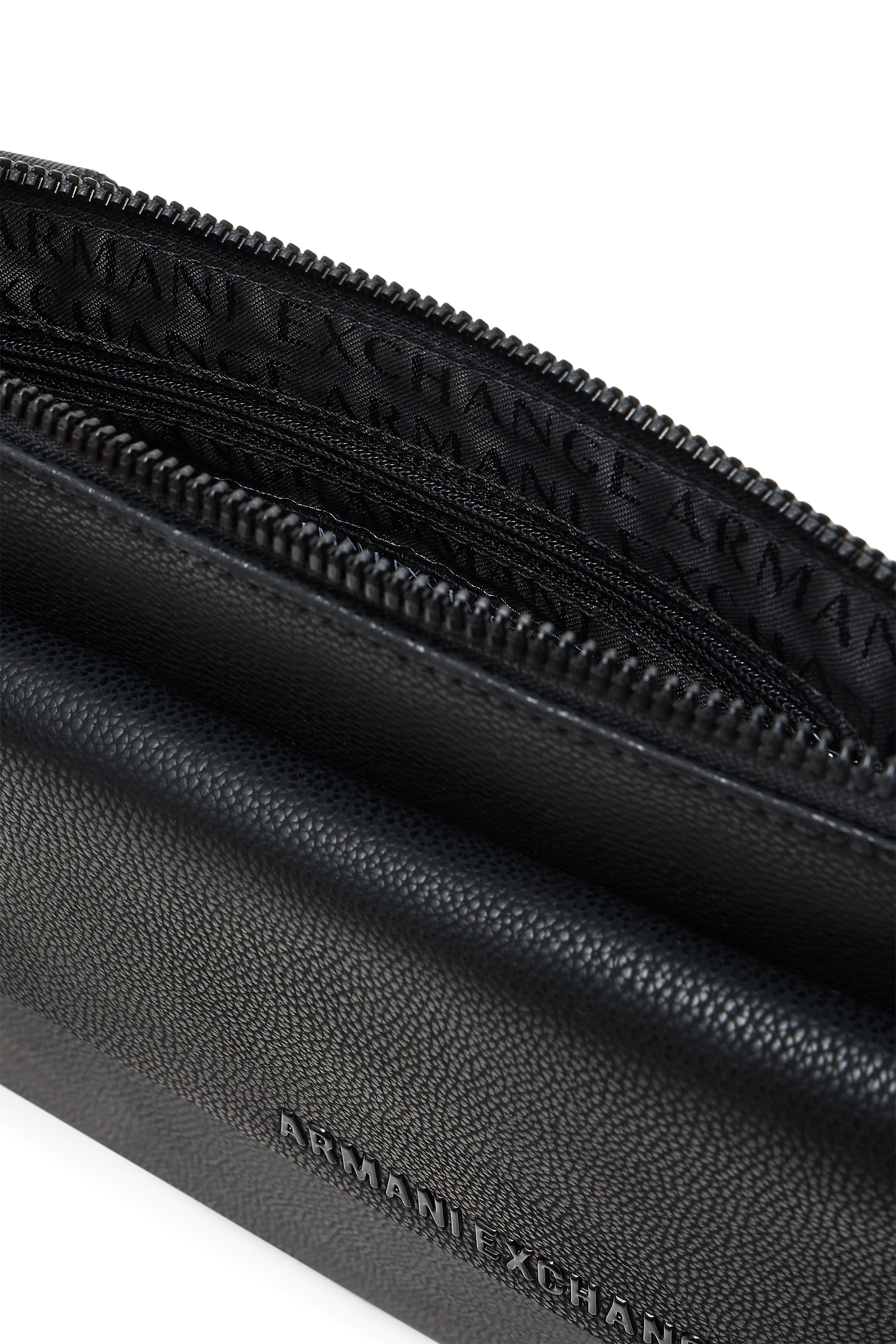 حقيبة كروس بودي بشعار الماركة