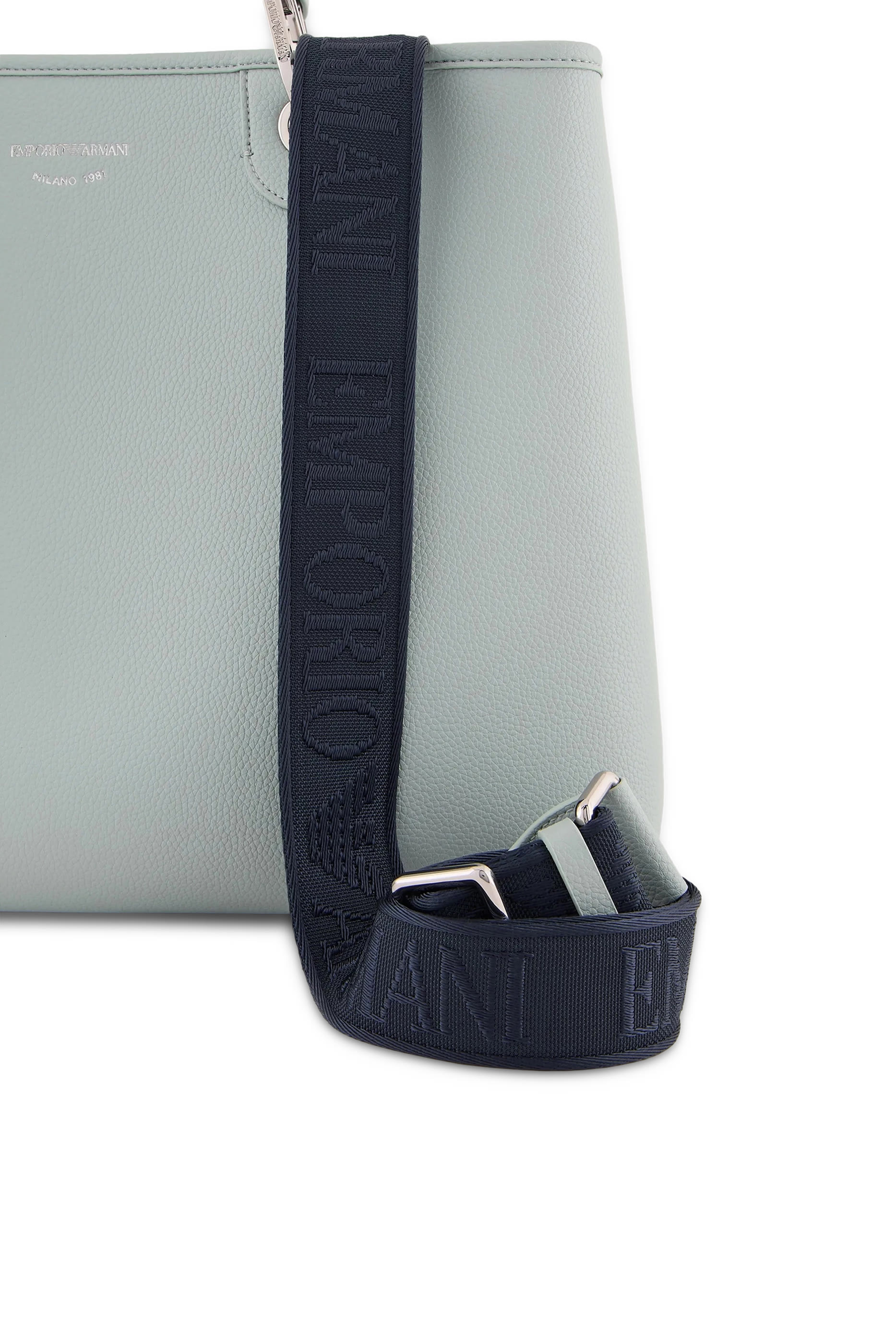 حقيبة يد بشعار الماركة