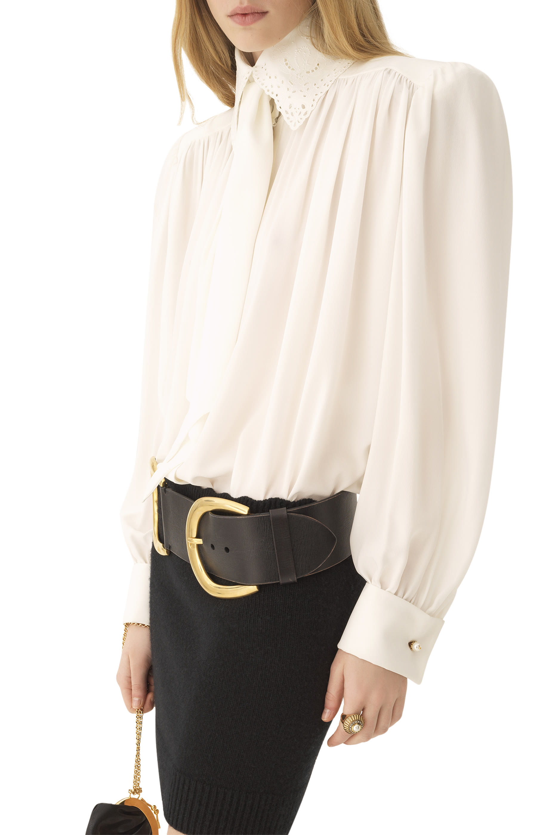 بلوزة بكشكش ورباط بنمط وشاح