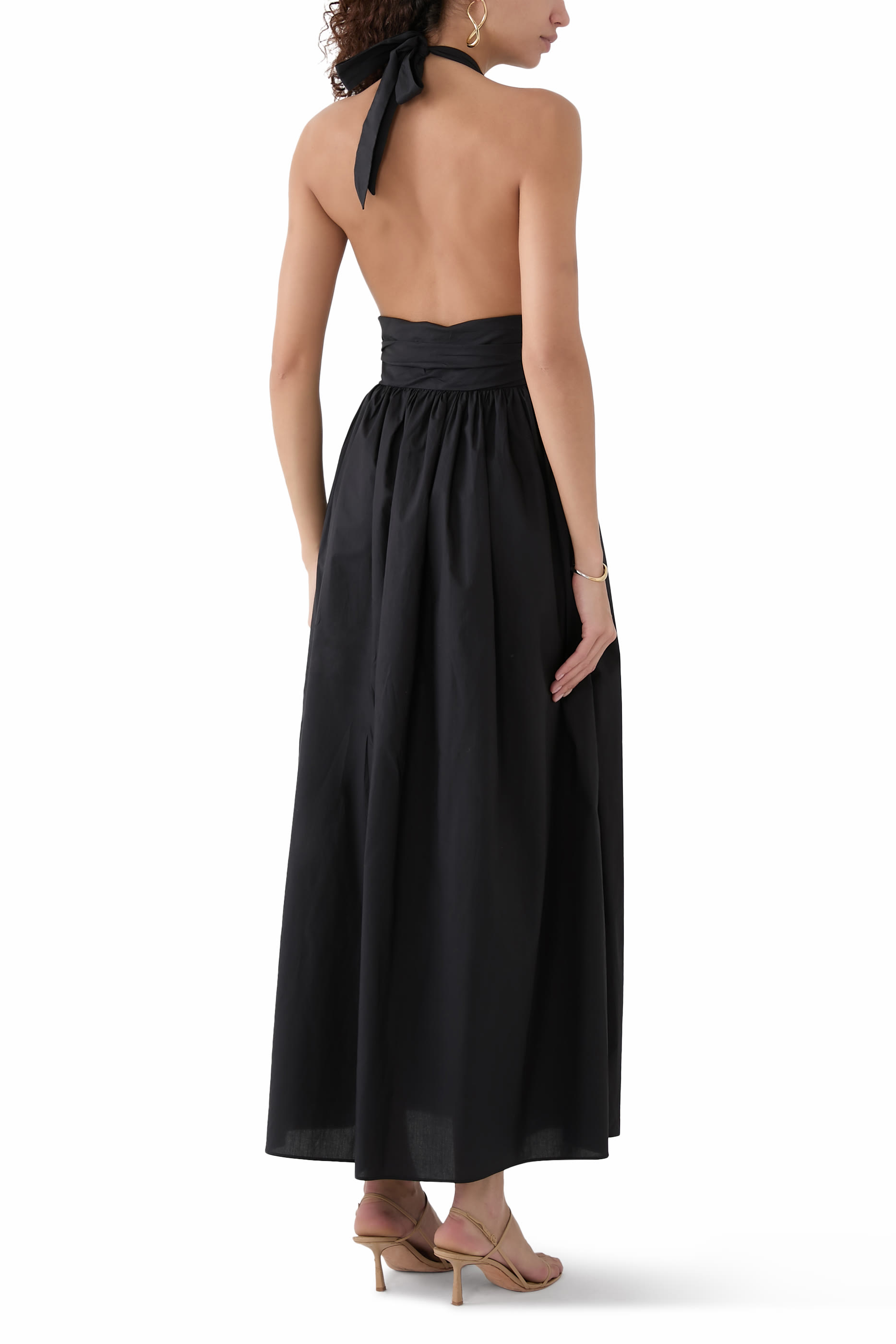 فستان بياقة عميقة ورباط حول الرقبة