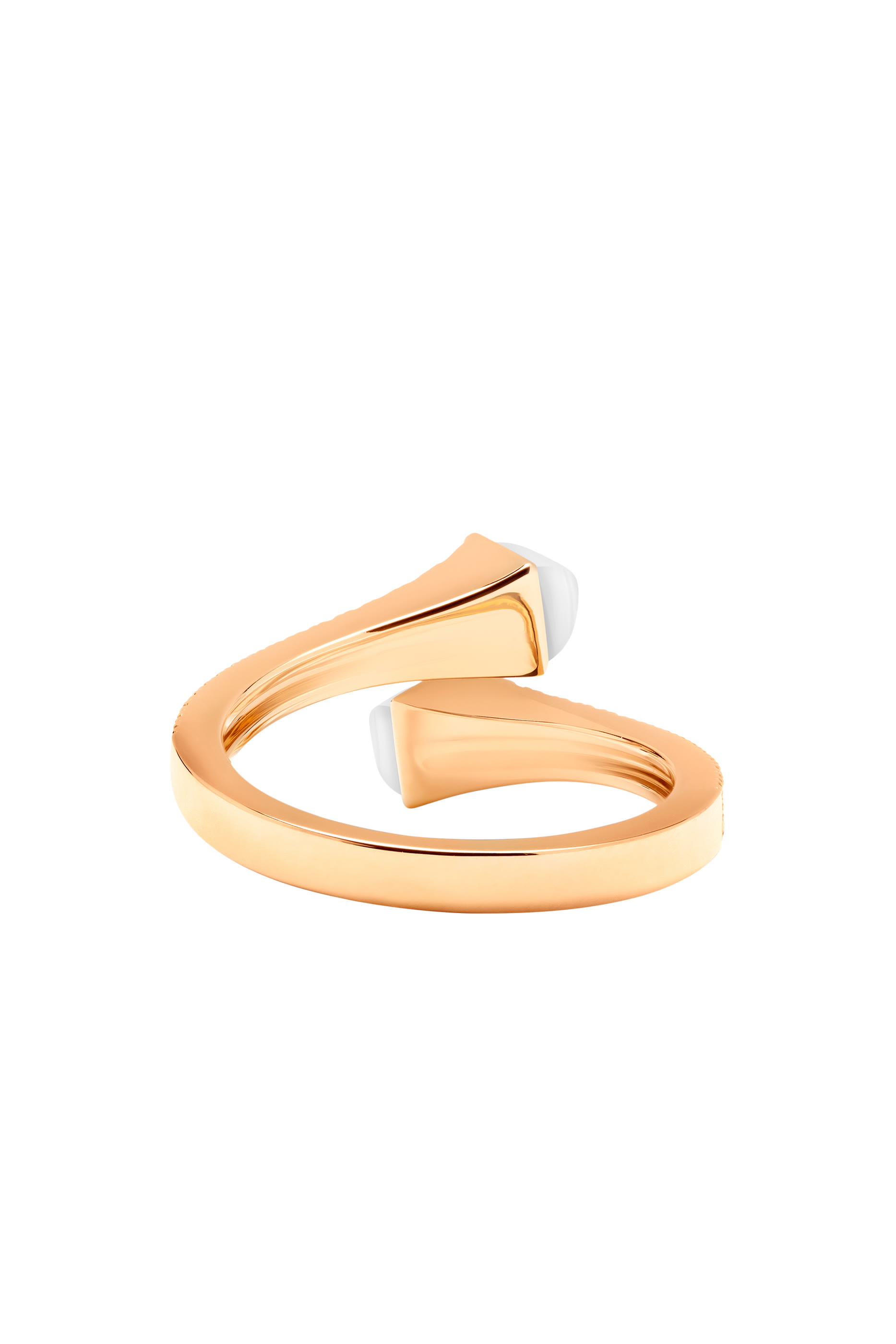 خاتم كليو رفيع مرصع بالماس والعقيق الأبيض ذهب أصفر عيار 18