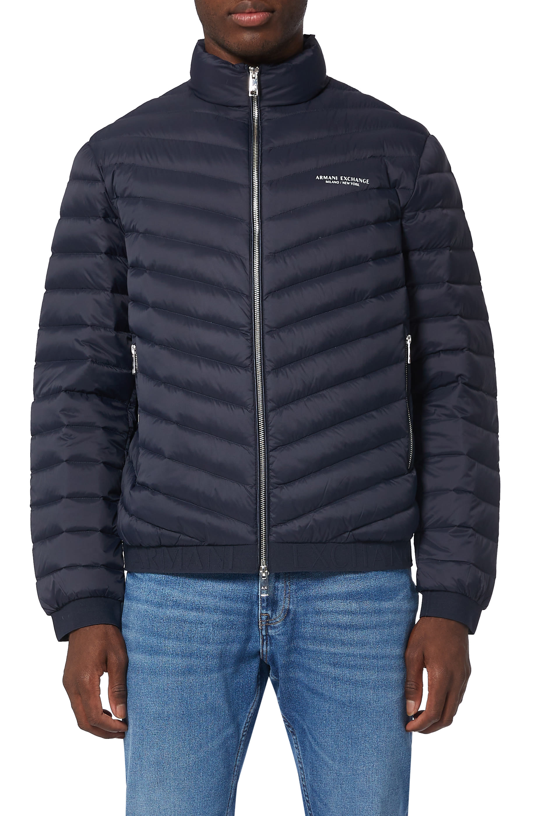 جاكيت منفوخ بشعار الماركة