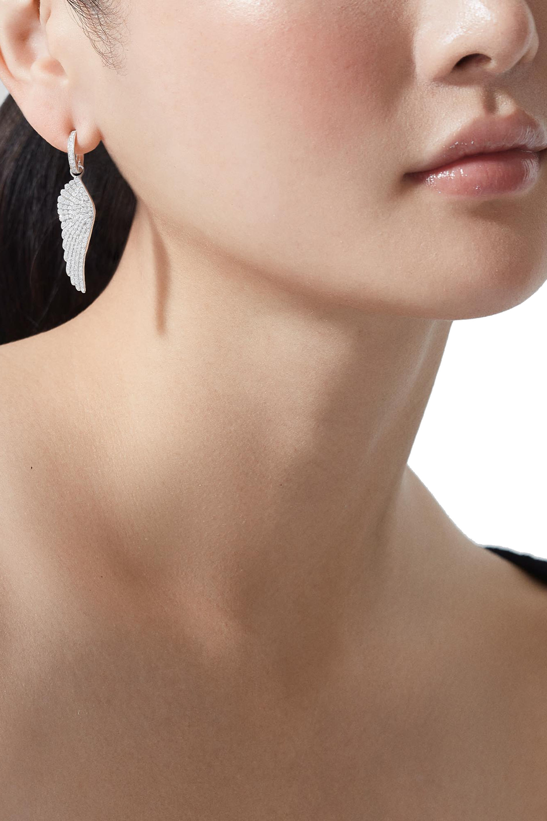 أقراط كلاسيكية بتصميم أجنحة مرصعة بالماس ذهب أبيض عيار 18