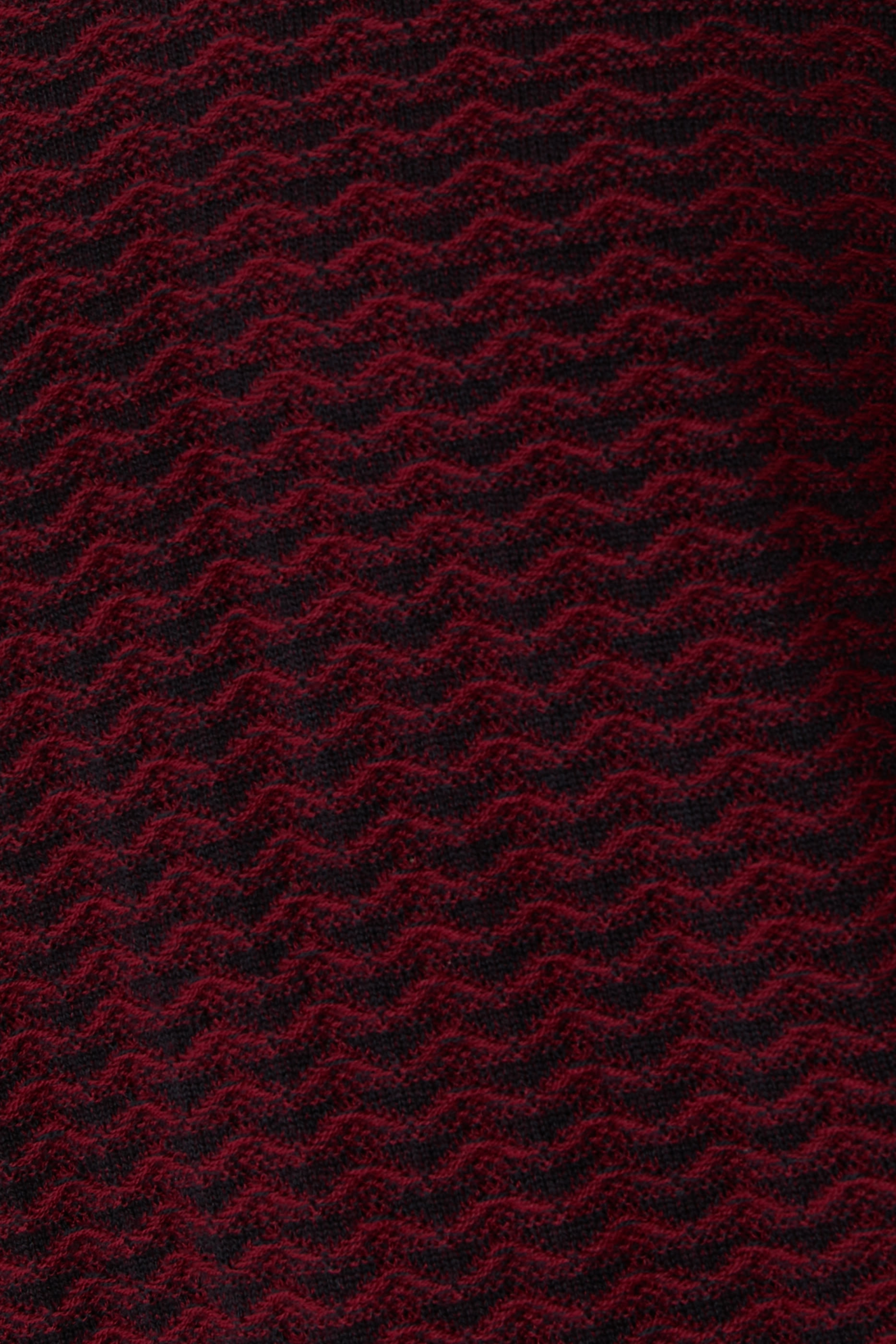 كنزة بتصميم جامعي مزينة بشعار الماركة