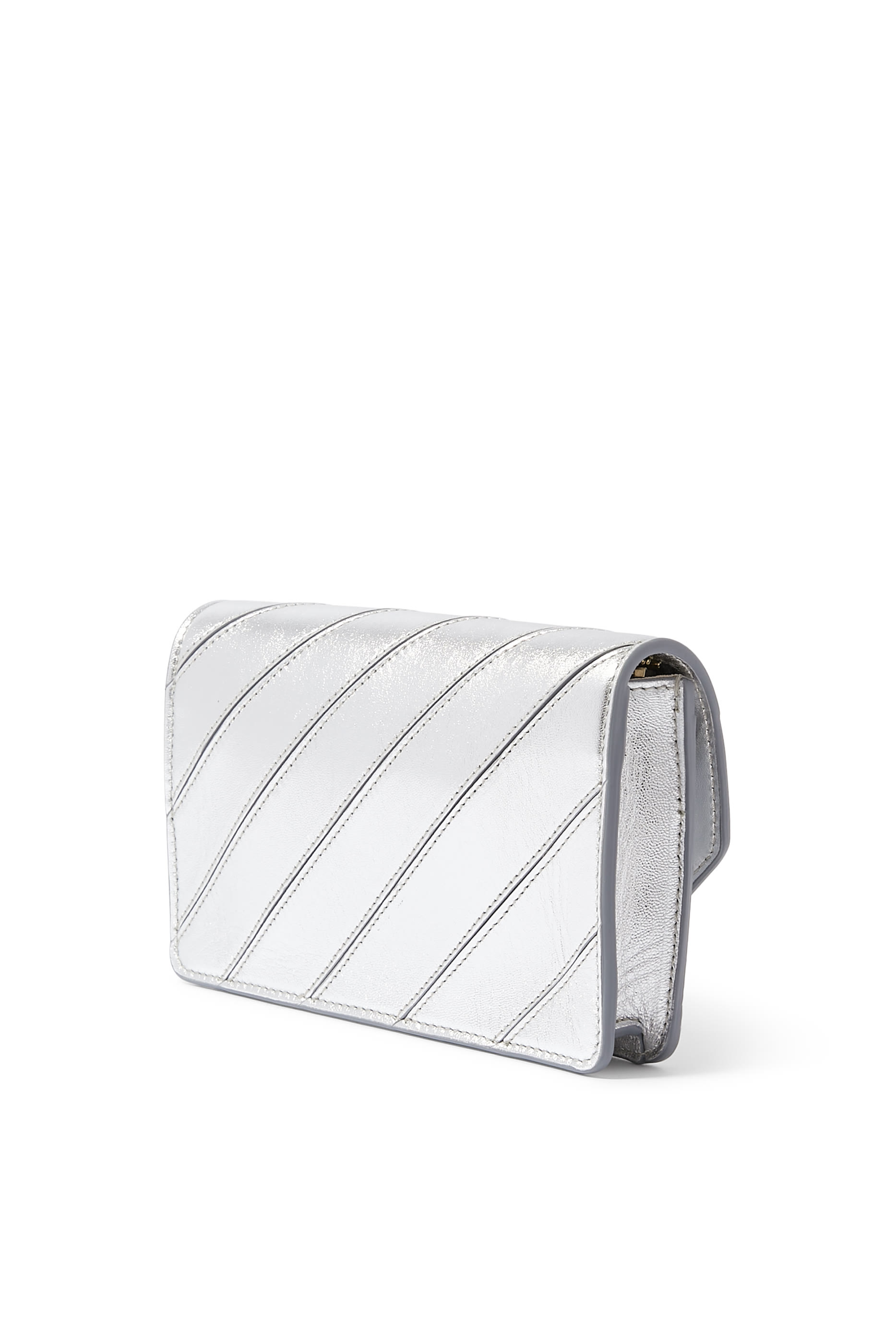 محفظة بتصميم مموج وسلسلة جلد لامع