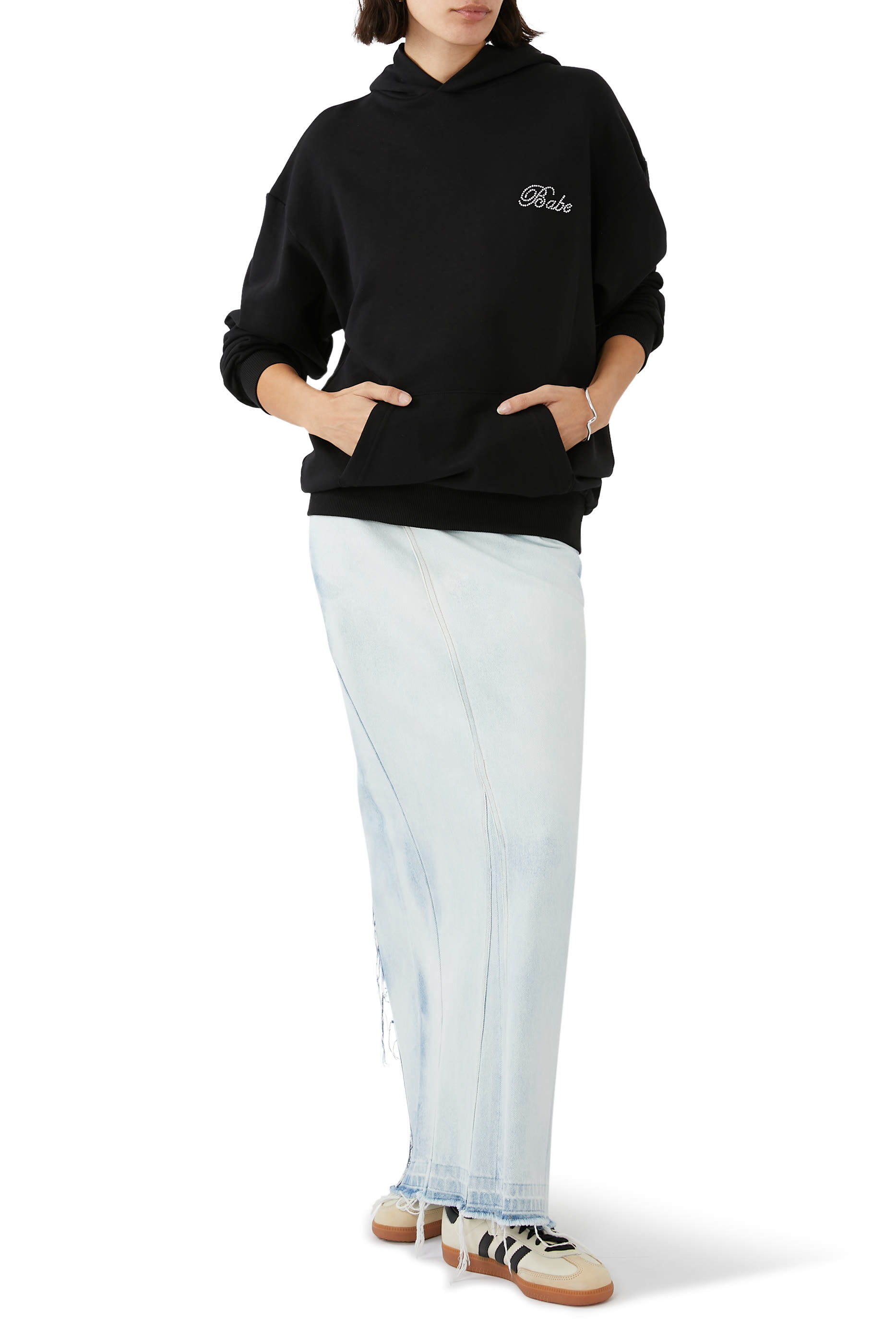 سويت شيرت بغطاء رأس بطبعة نصية مرصعة بأحجار الراين