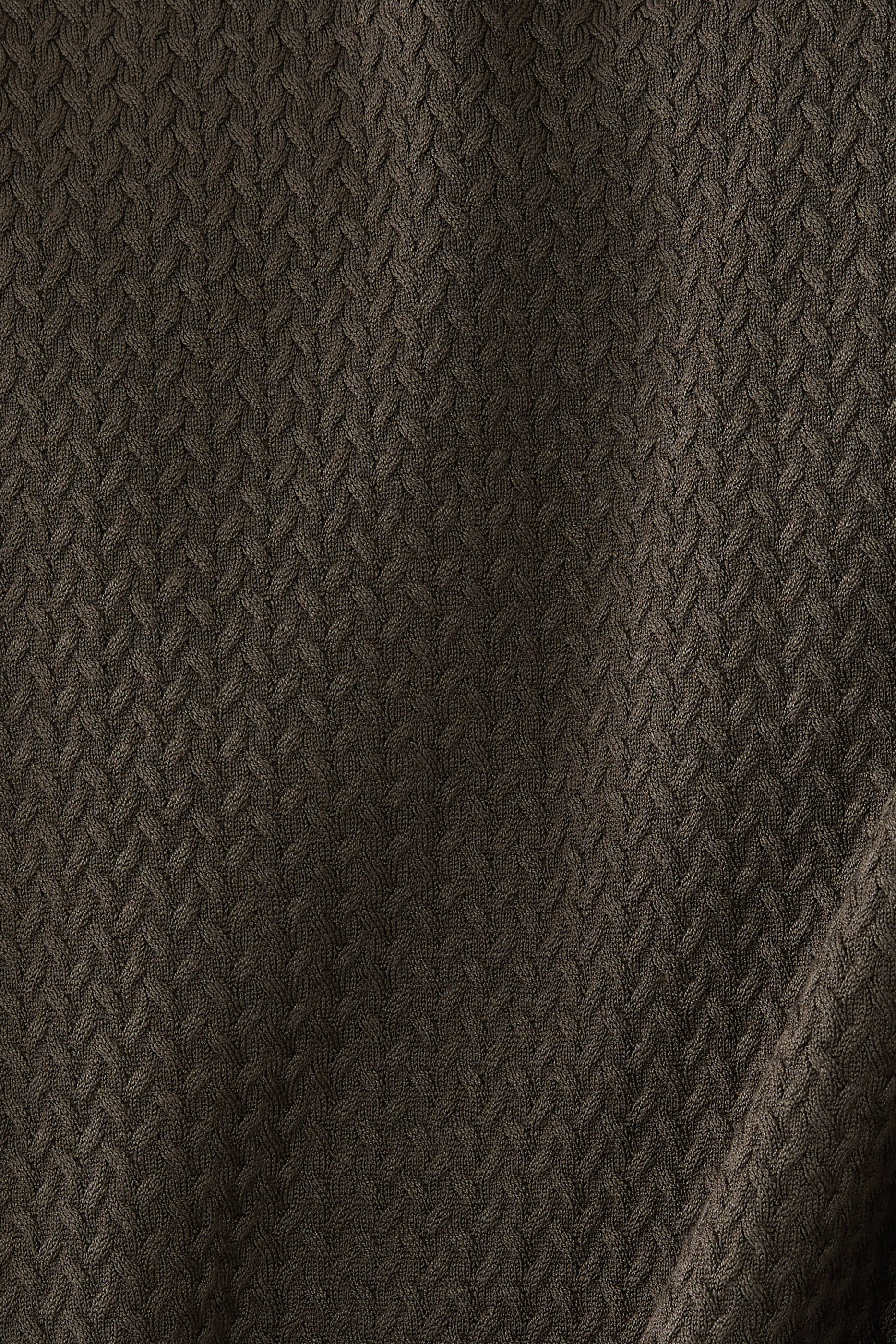 سترة بياقة ضيقة وأكمام طويلة