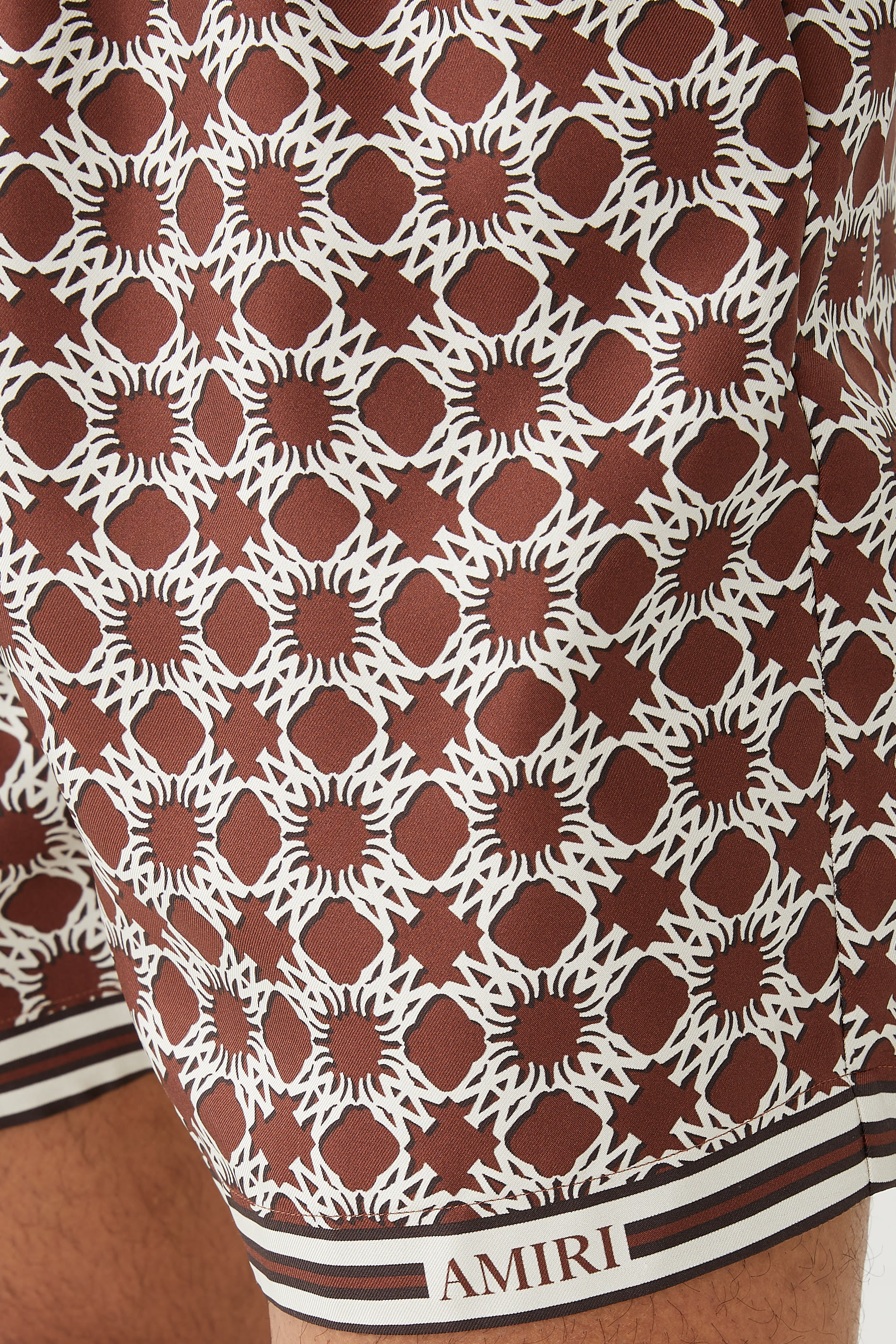 شورت بشعار الماركة ونقشة مربعات