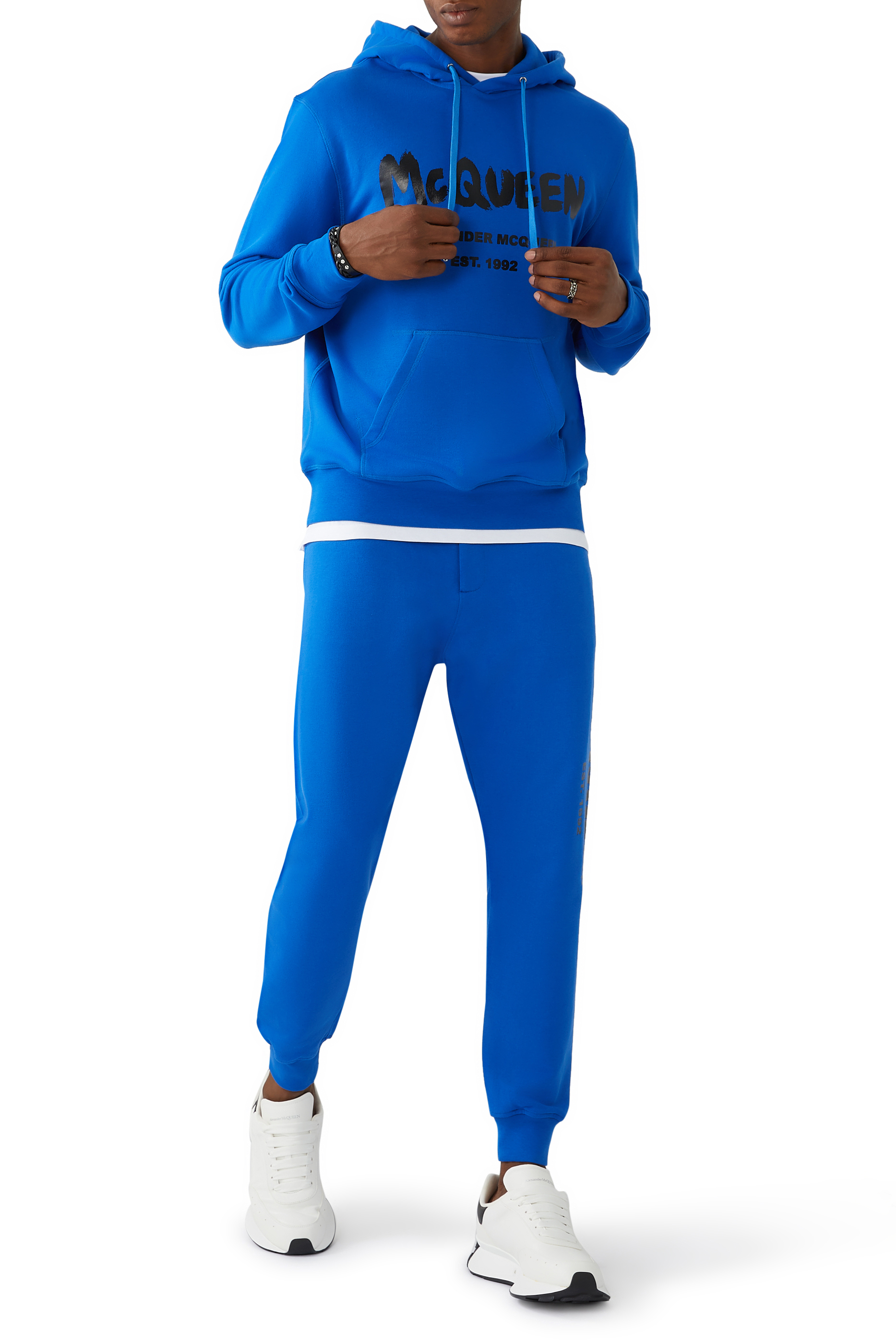 بنطال رياضي بطبعة شعار الماركة بتصميم جرافيتي