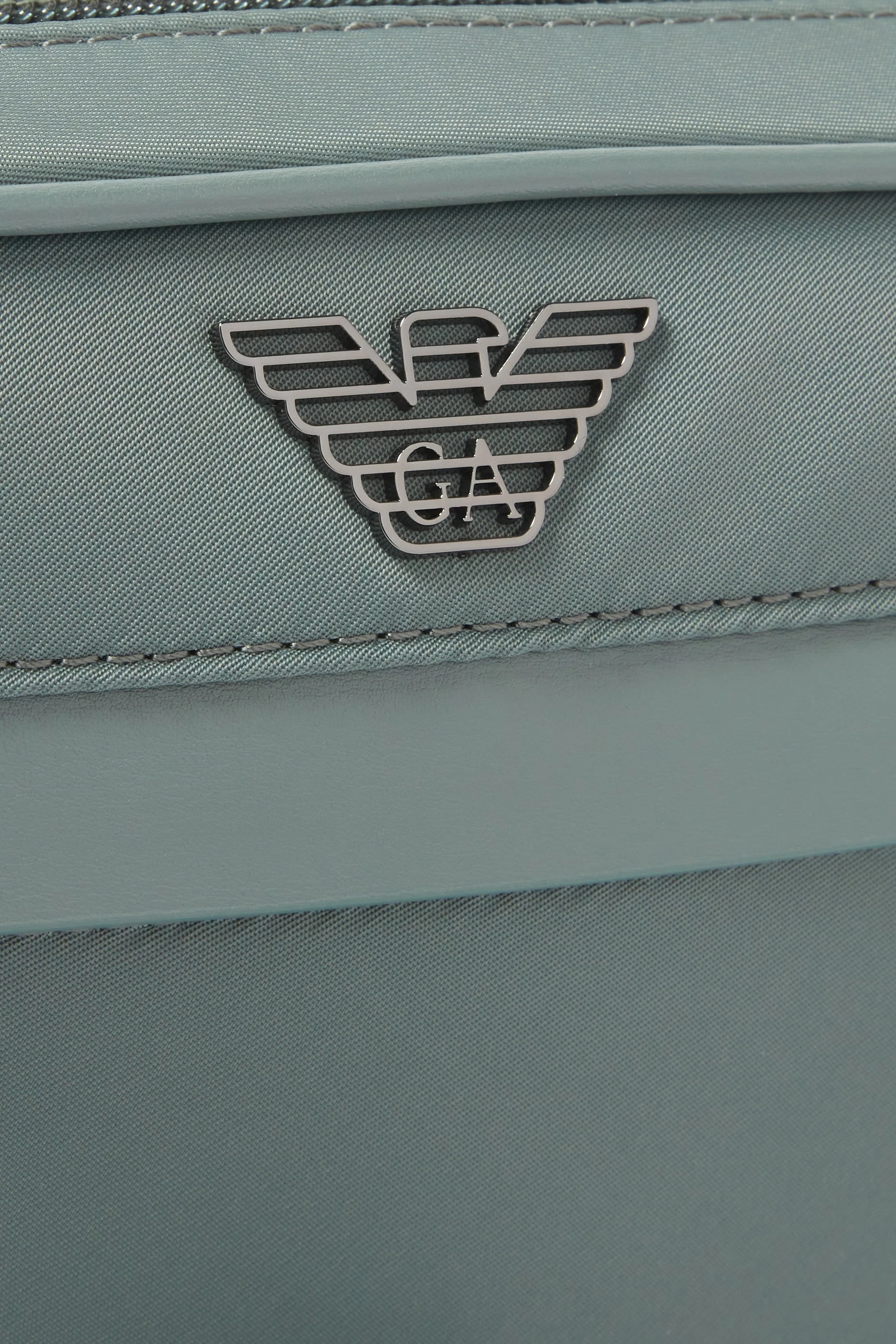 حقيبة مستحضرات العناية الشخصية بحلية معدنية بشعار الماركة