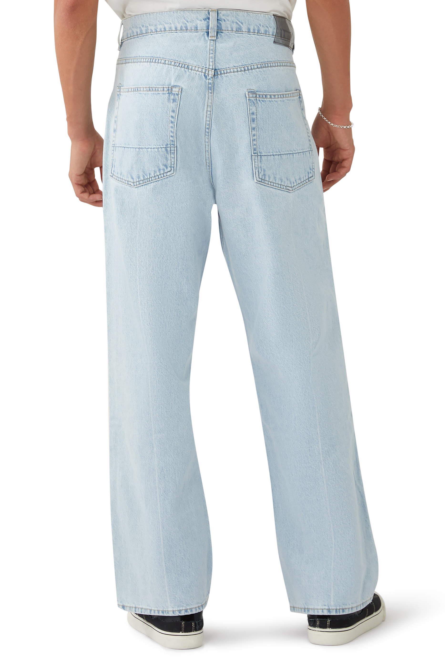 بنطال جينز بقصة واسعة