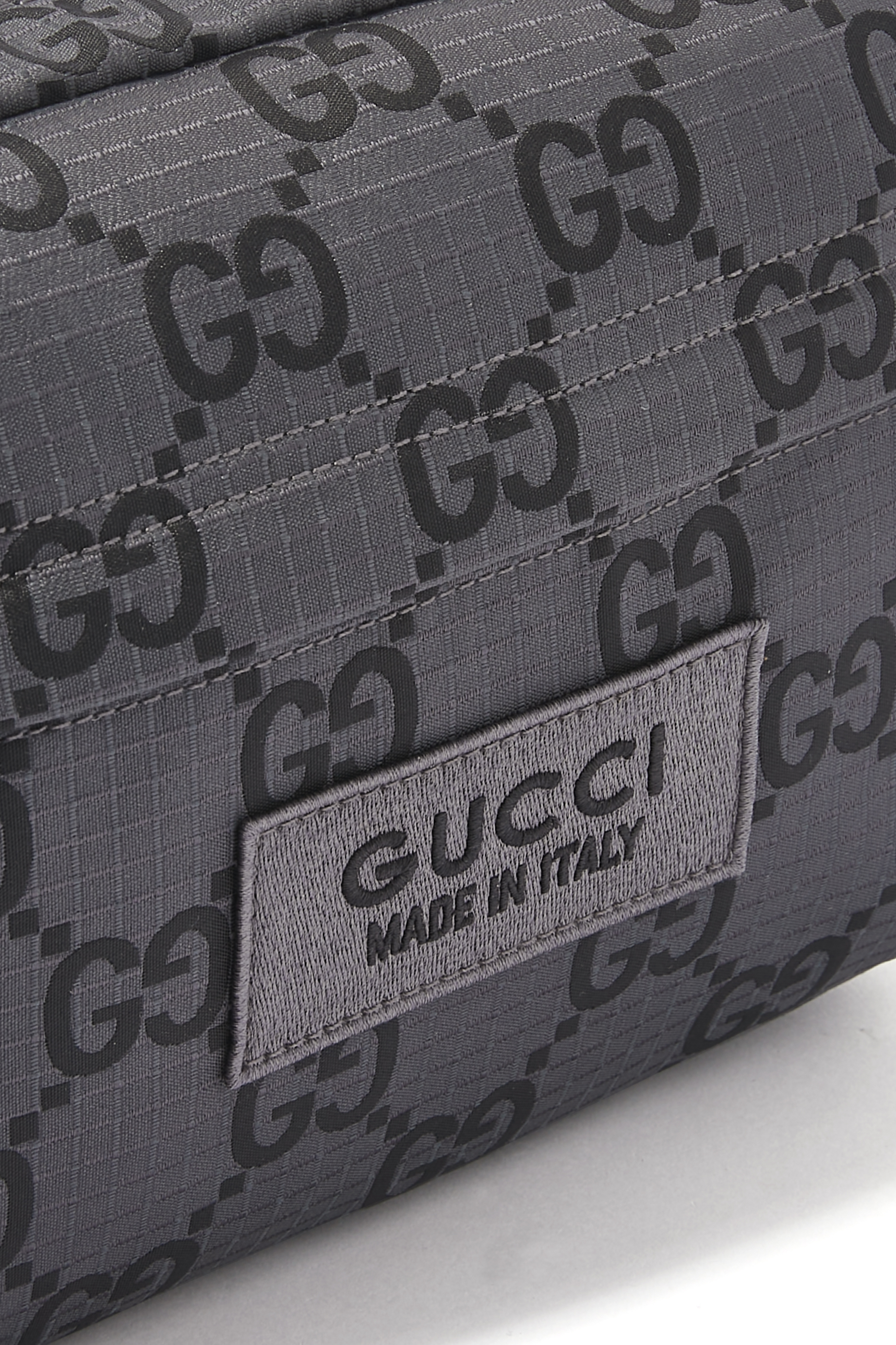 حقيبة كروس بودي مقاومة للتمزق بنقشة حرفي شعار الماركة