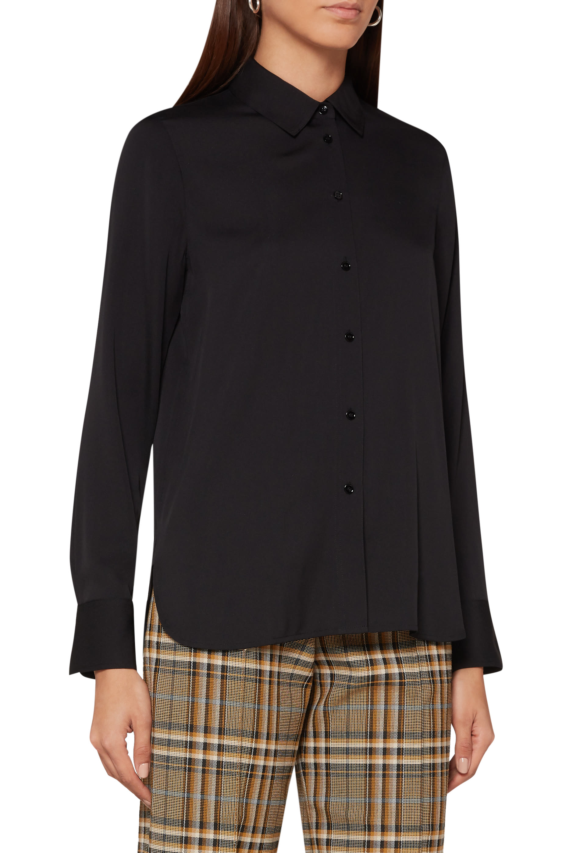 بلوزة حرير بقصة ضيقة