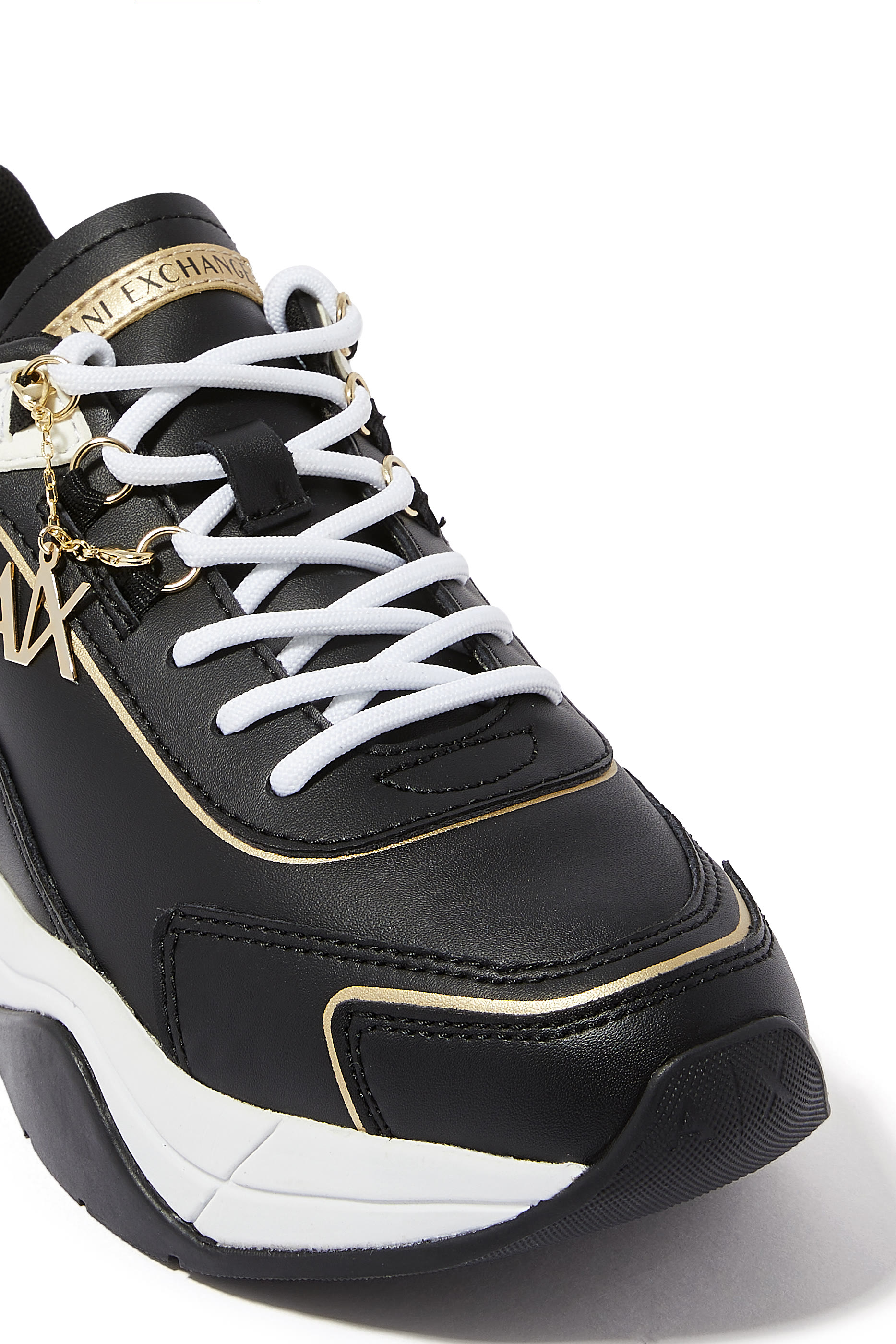 سنيكرز جلد بحلية بشعار الماركة