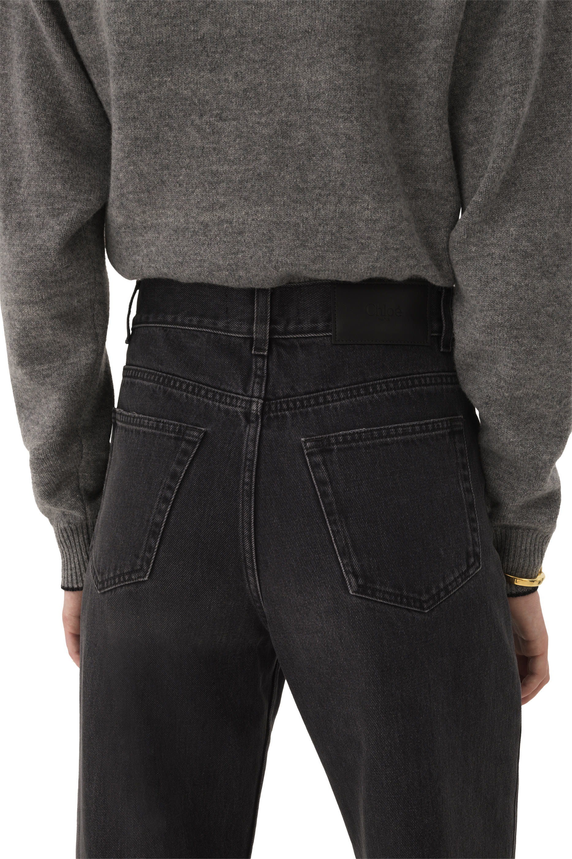 بنطال جينز قصة قصيرة وخصر مرتفع