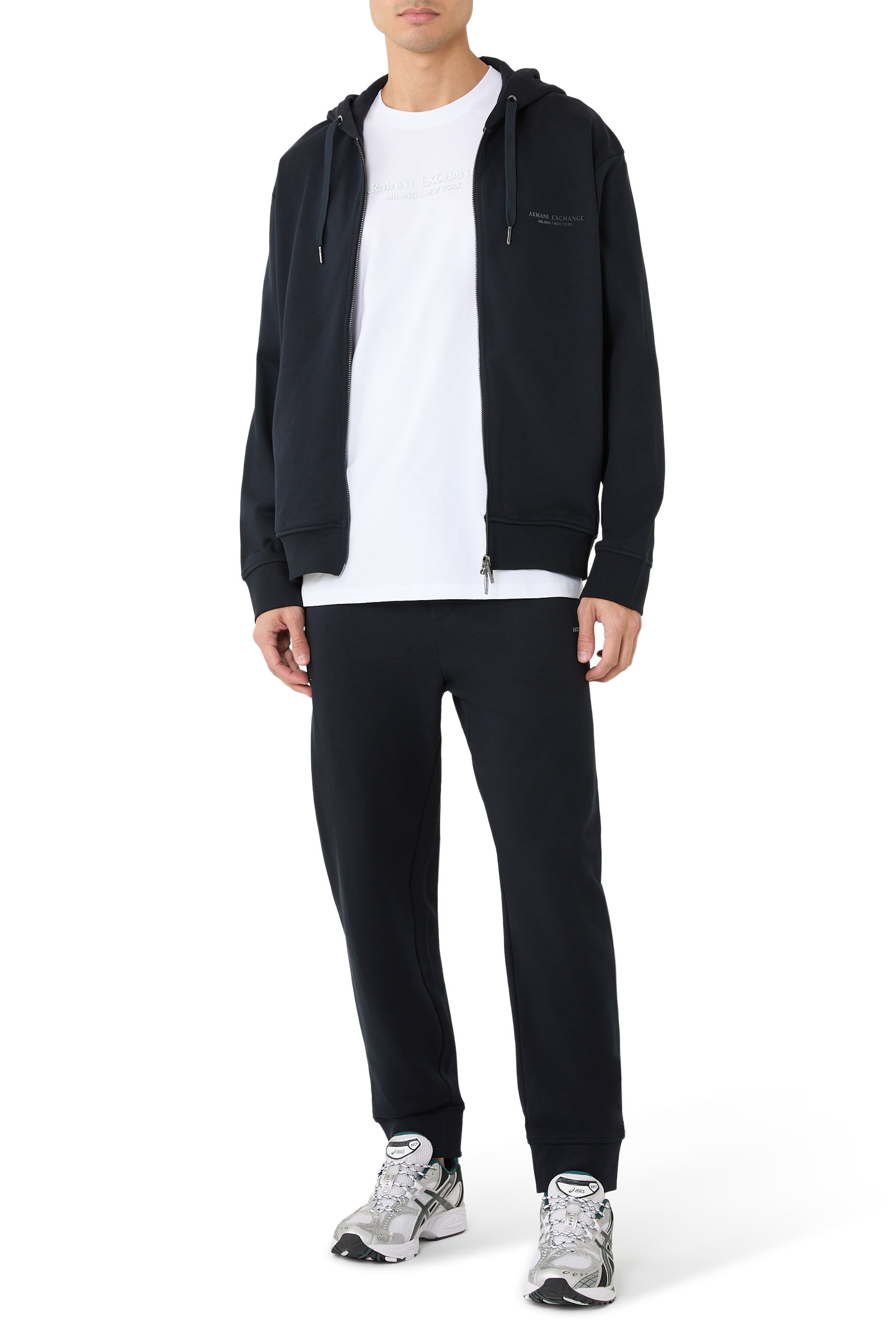 تيشيرت بشعار الماركة بقصة عادية