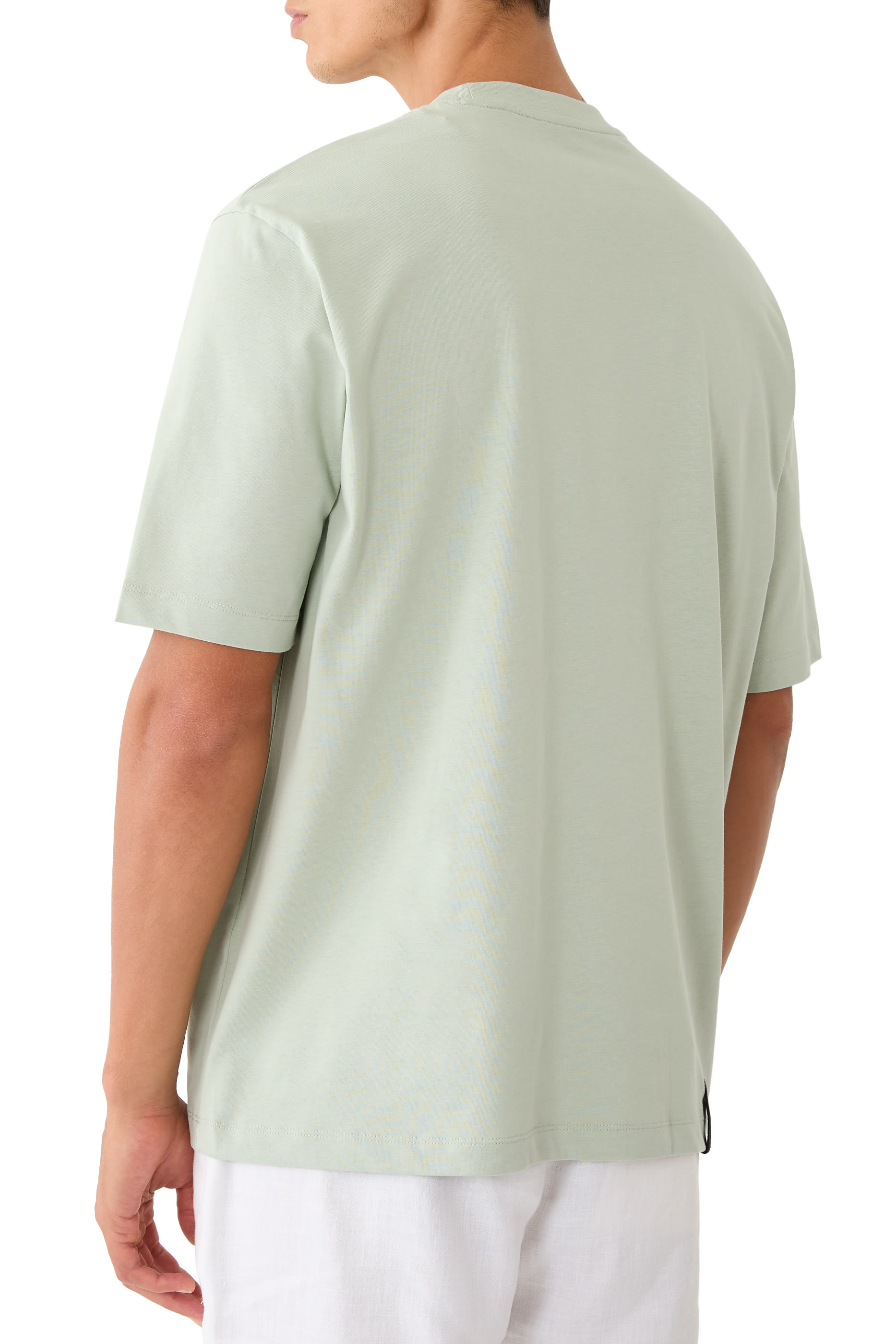 تيشيرت مخطط بجيب جانبي وأكمام قصيرة مزين بشعار الماركة 