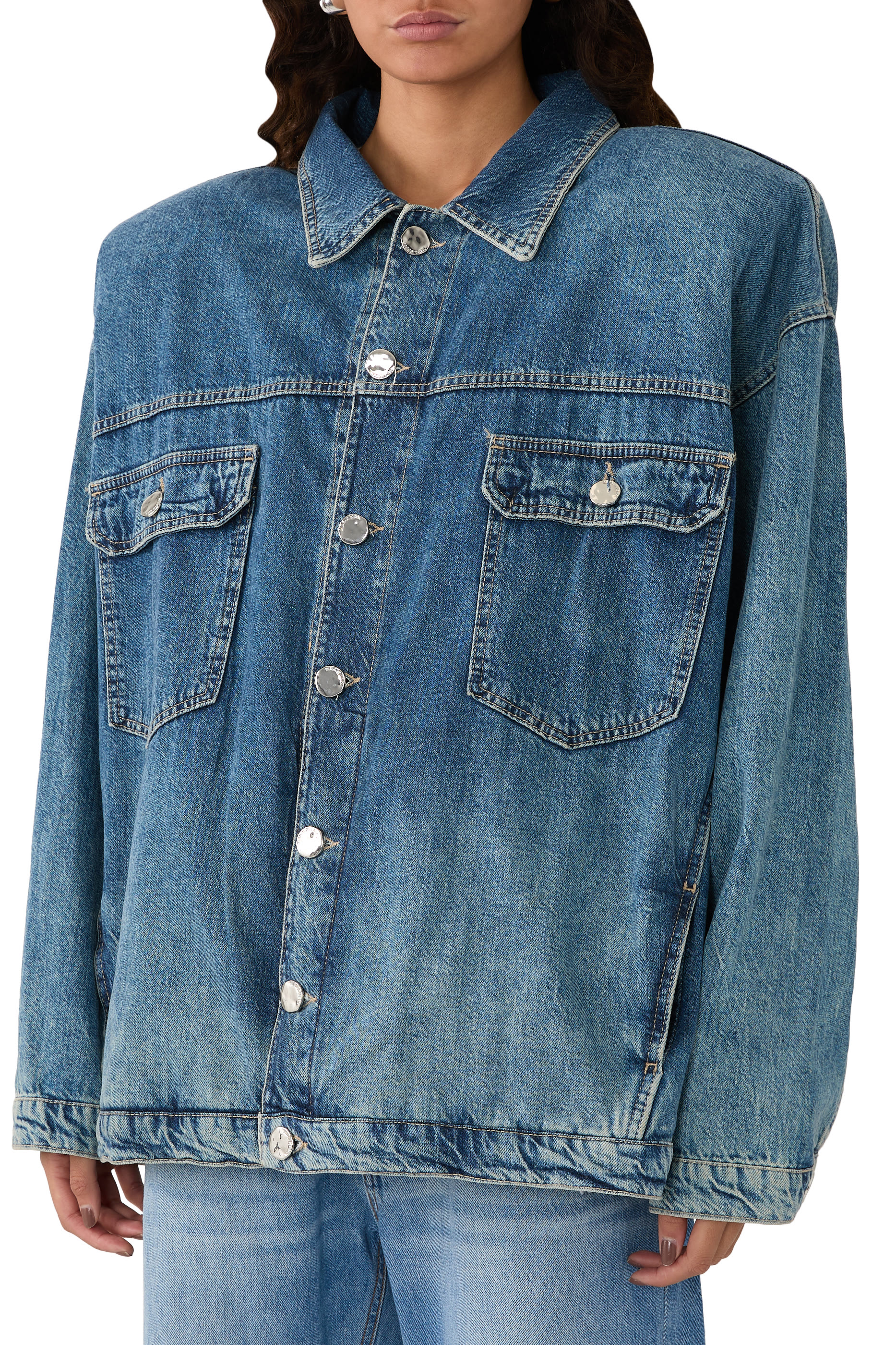 جاكيت دنيم بقصة فضفاضة وتطريز يدوي بتصميم ثعبان