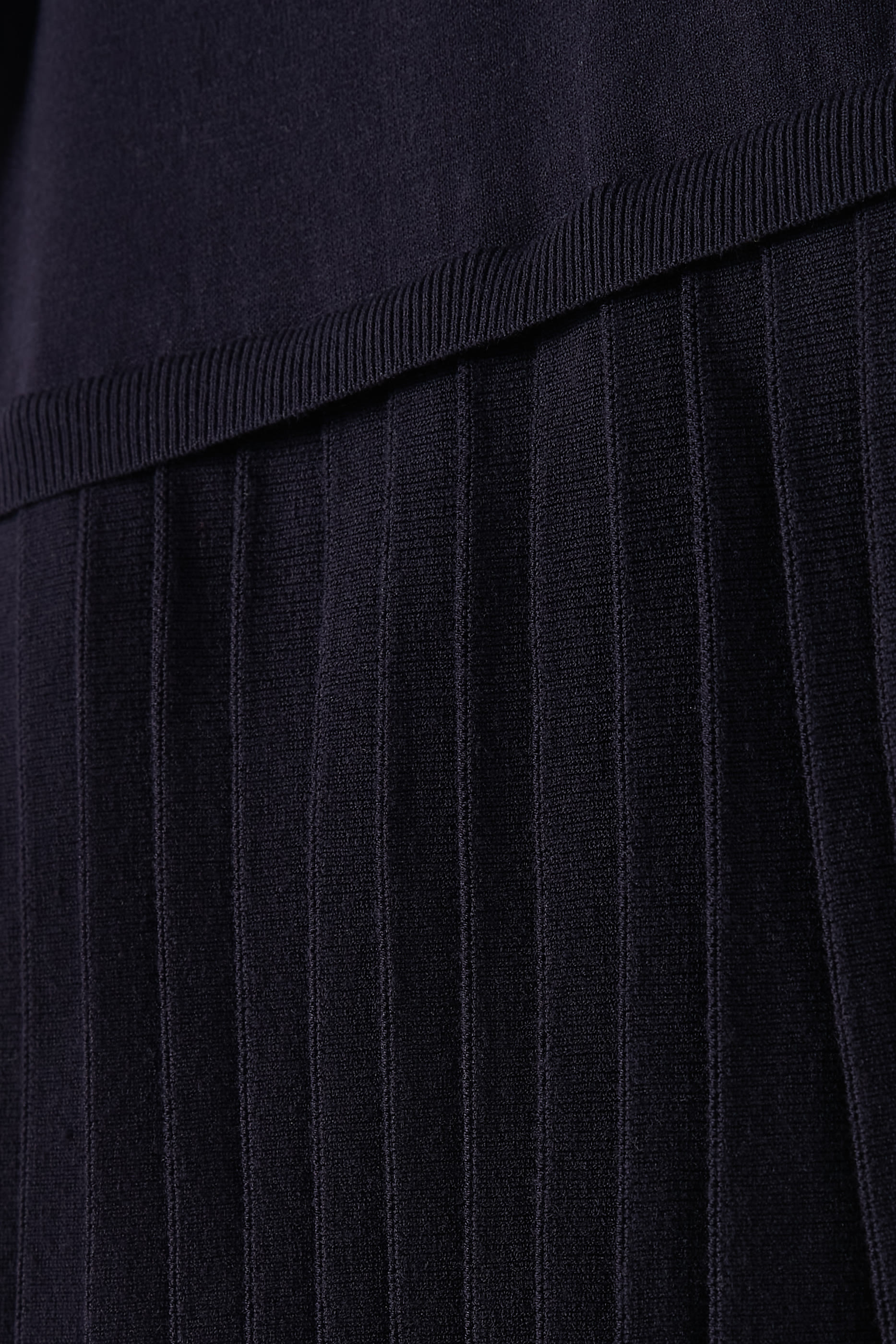 فستان بطيات وشعار الماركة للأطفال