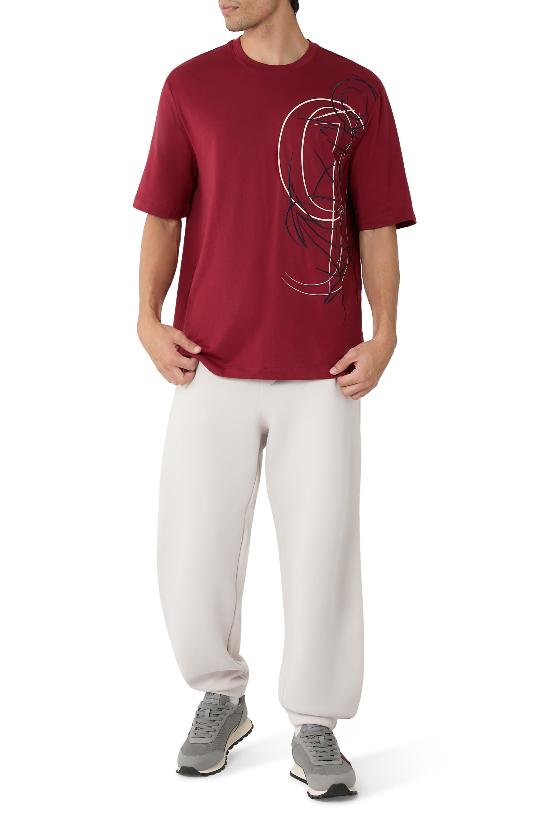 تيشيرت مزين بطبعة بشعار الماركة على الصدر الجانبي