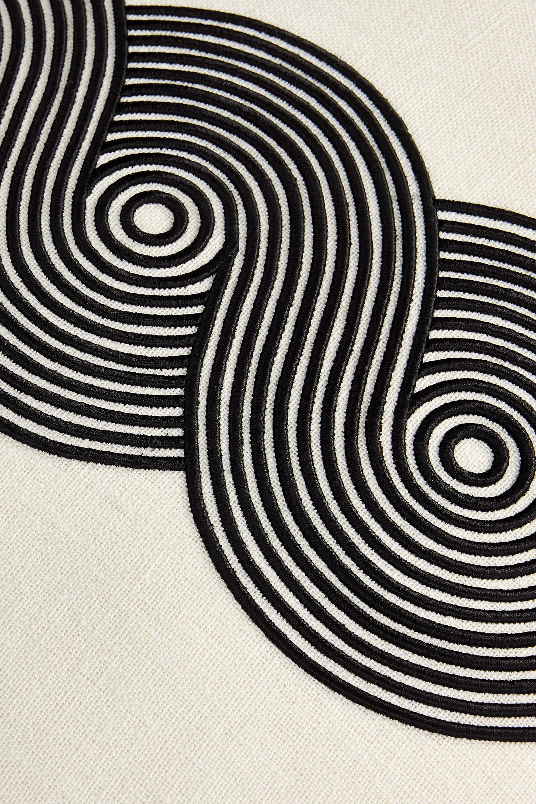 وسادة بومبيدو بتطريز بتصميم عقدة