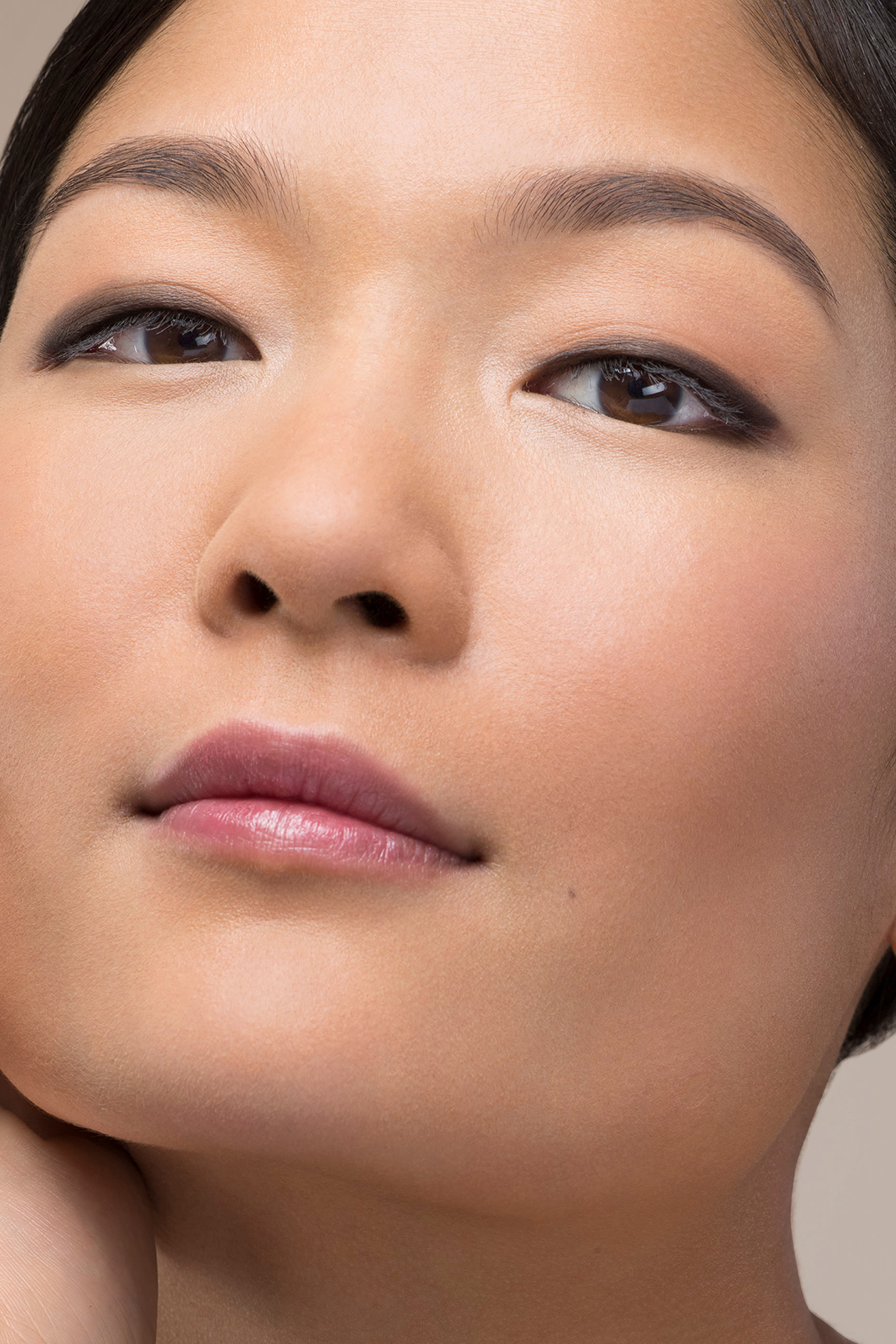 كريم أساس خفيف يدوم طويلاً