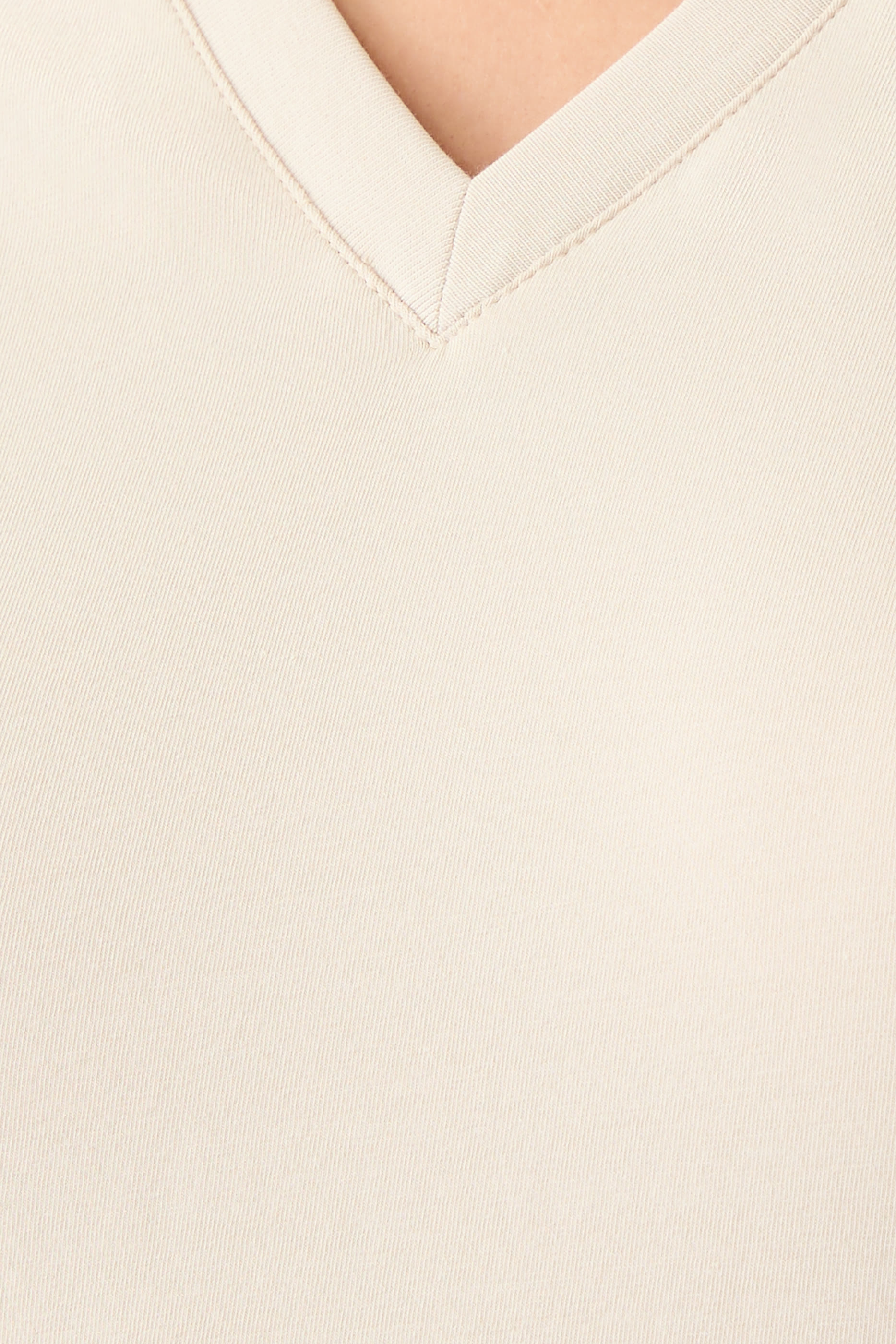 تيشيرت بياقة على شكل حرف V وشعار الماركة