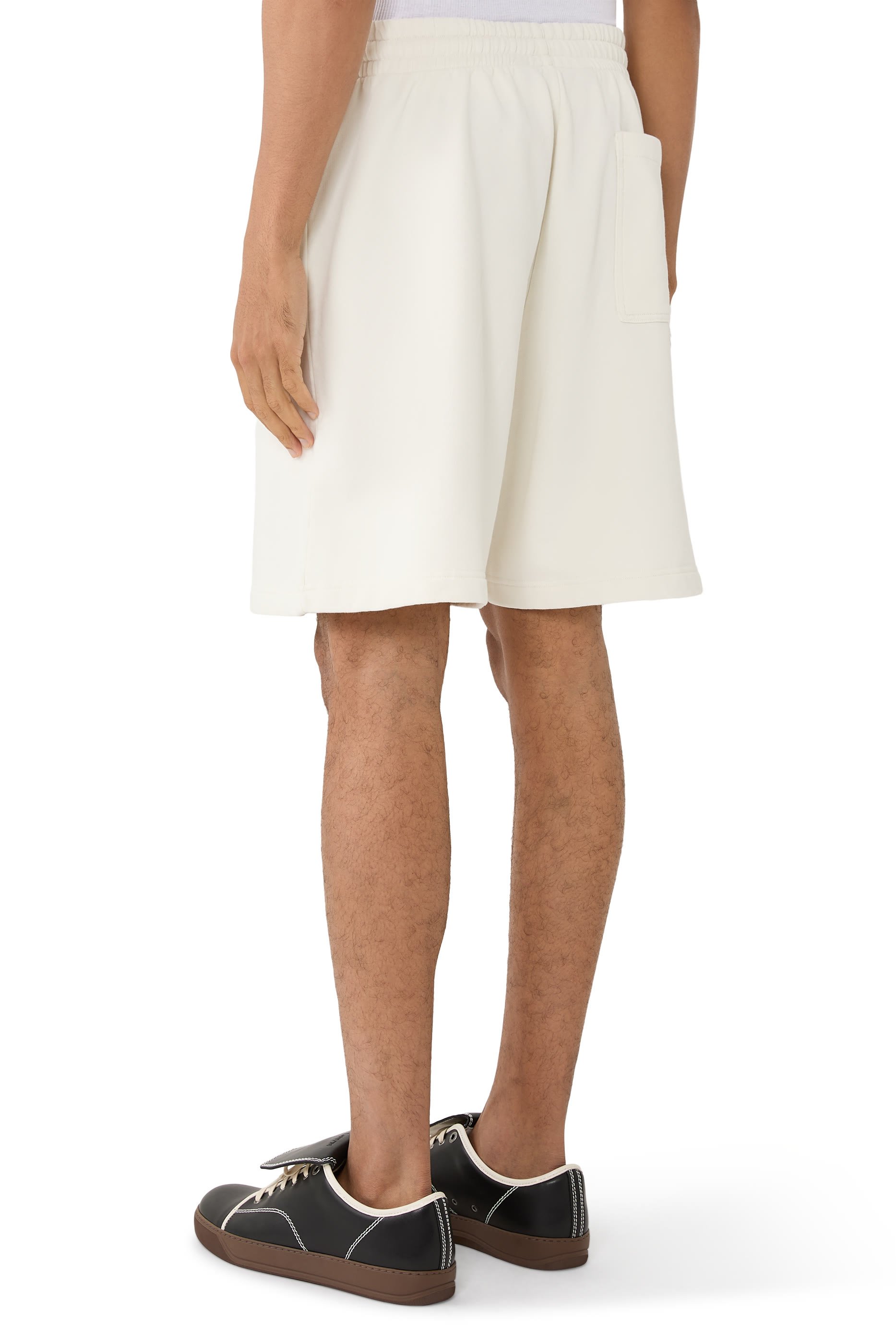 شورت رياضي بشعار الماركة عند الخصر