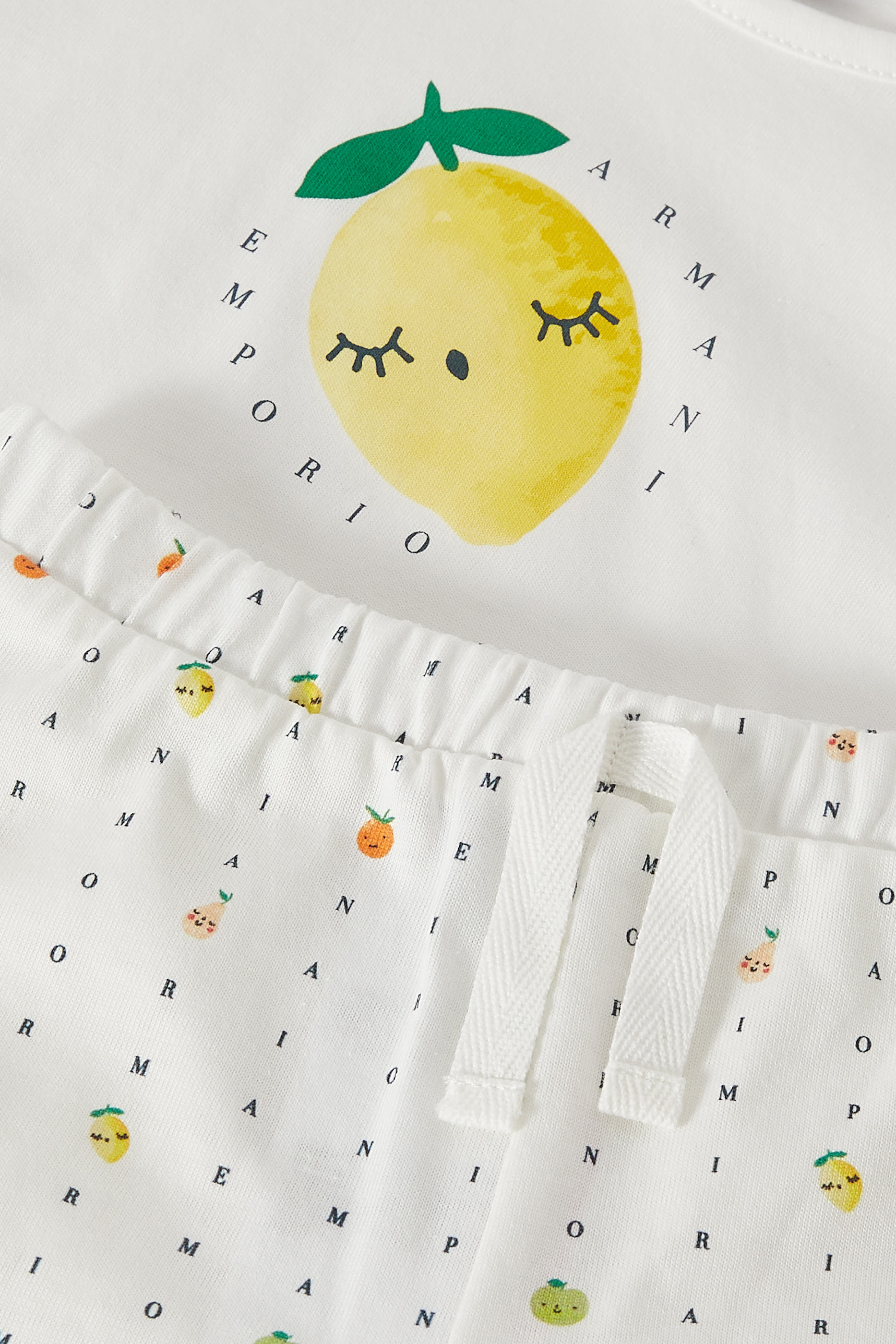 طقم تيشيرت وشورت بشعار الماركة للأطفال