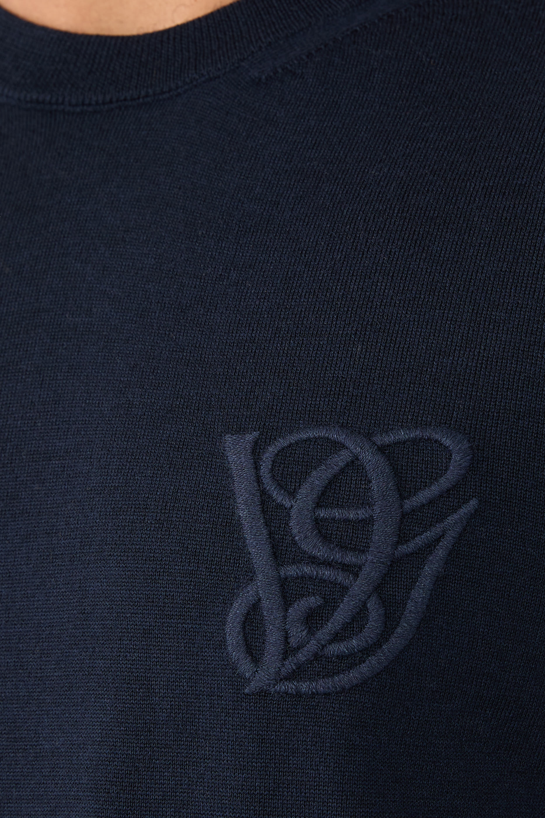 سترة بشعار حرف الماركة