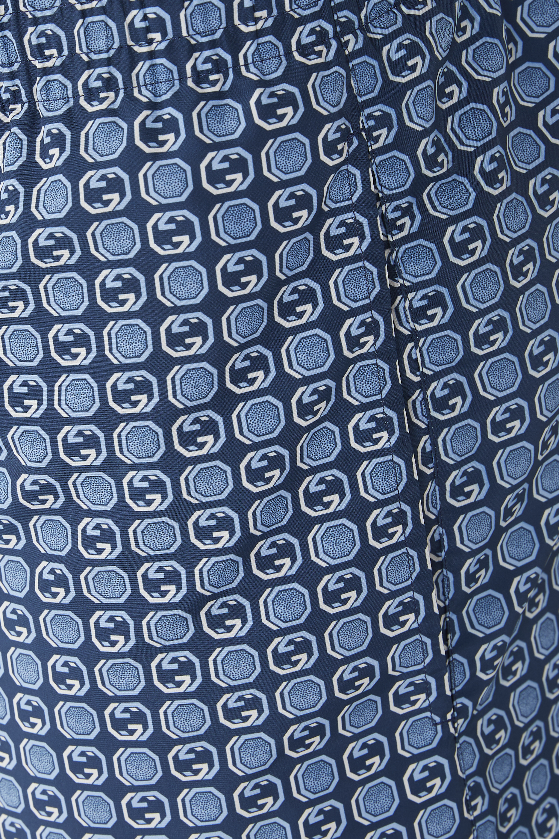 شورت سباحة بحرفي شعار الماركة بتصميم متداخل