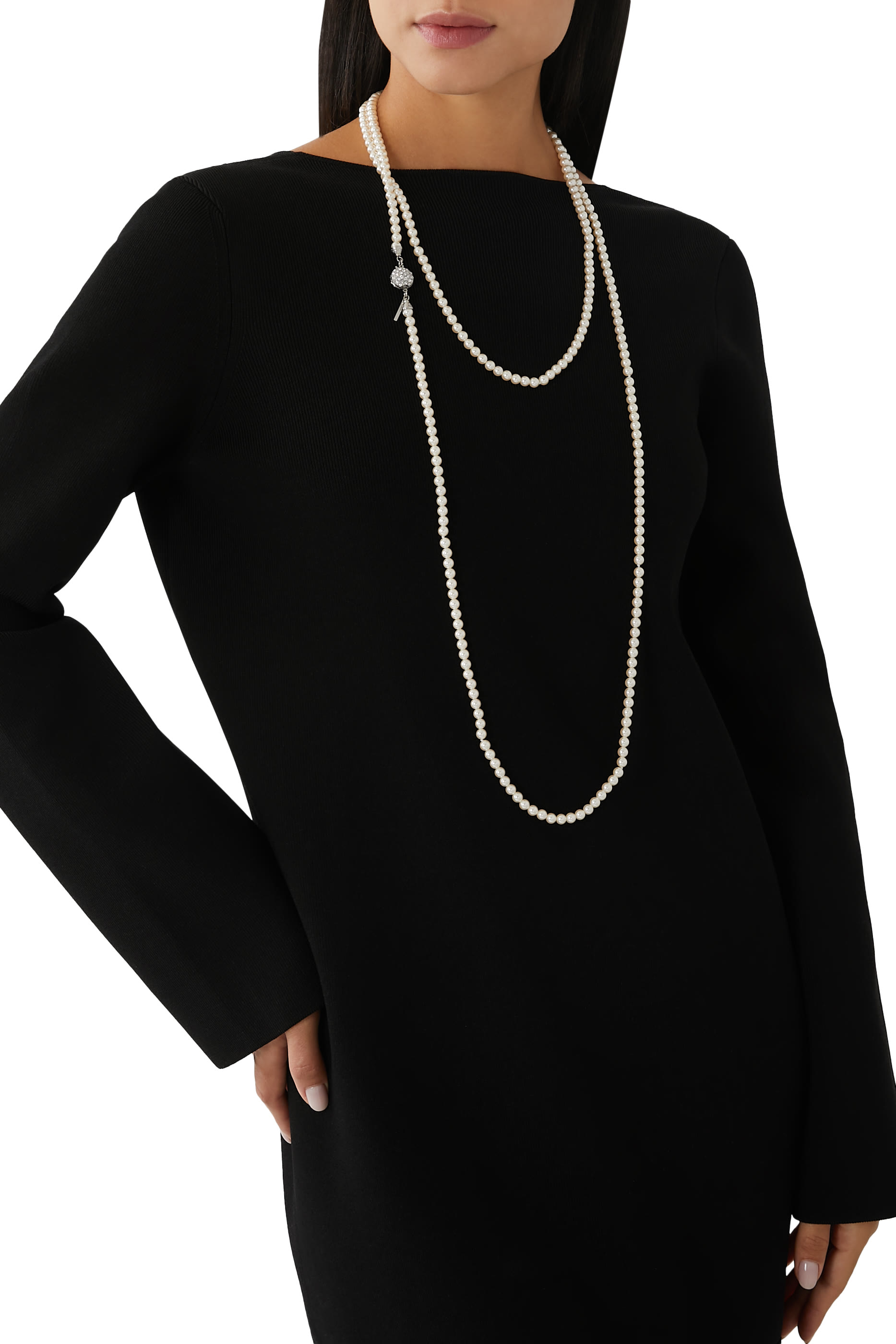 قلادة طويلة مزينة باللؤلؤ