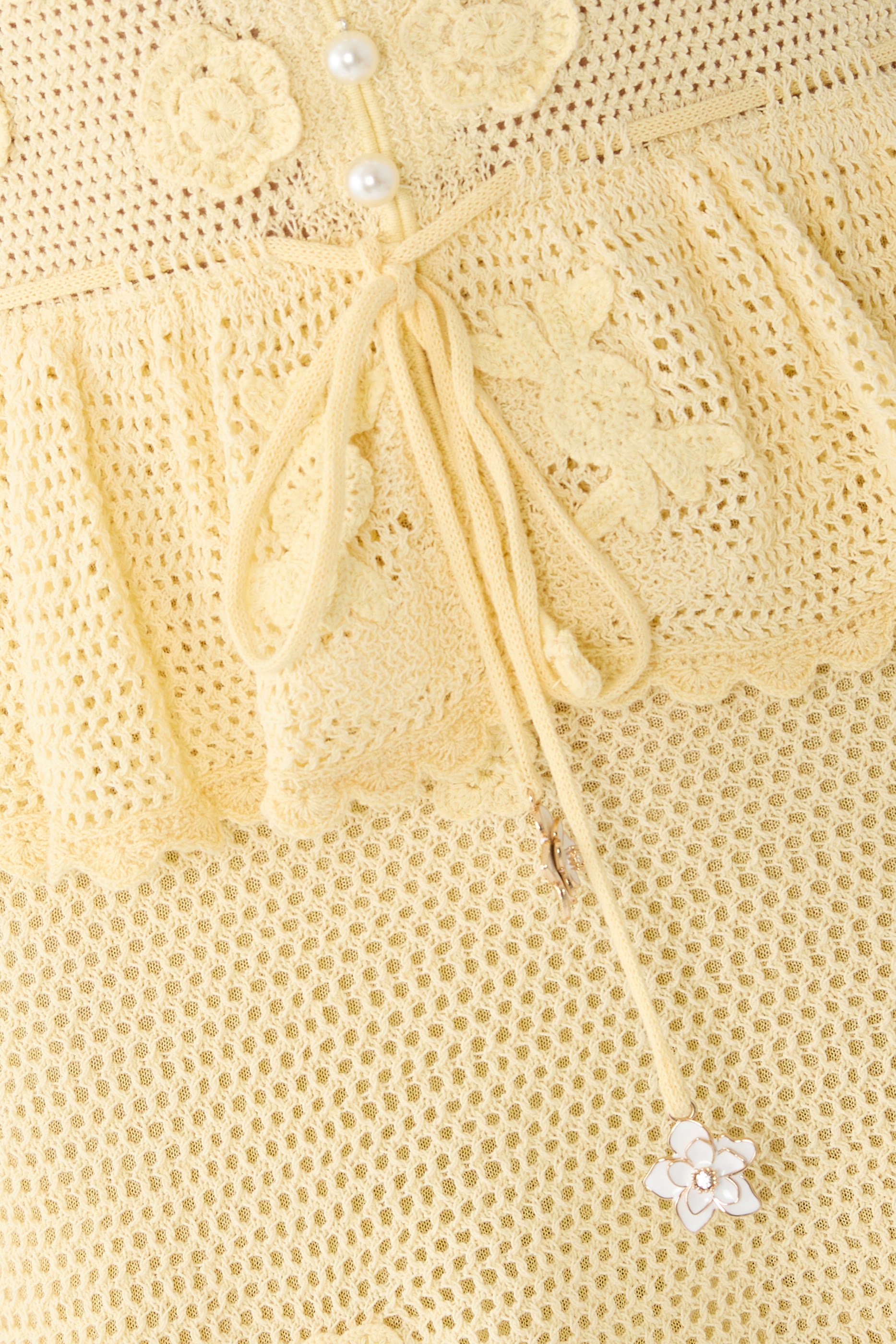 فستان قصير كروشيه مزين بزهور