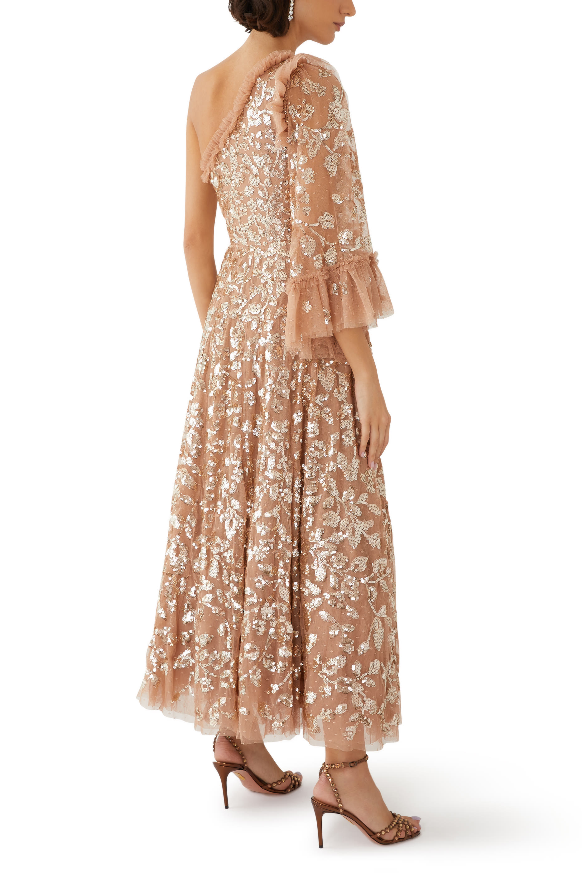 فستان سهرة بكتف مكشوف بطول الكاحل مزين بنقشة أوراق متساقطة