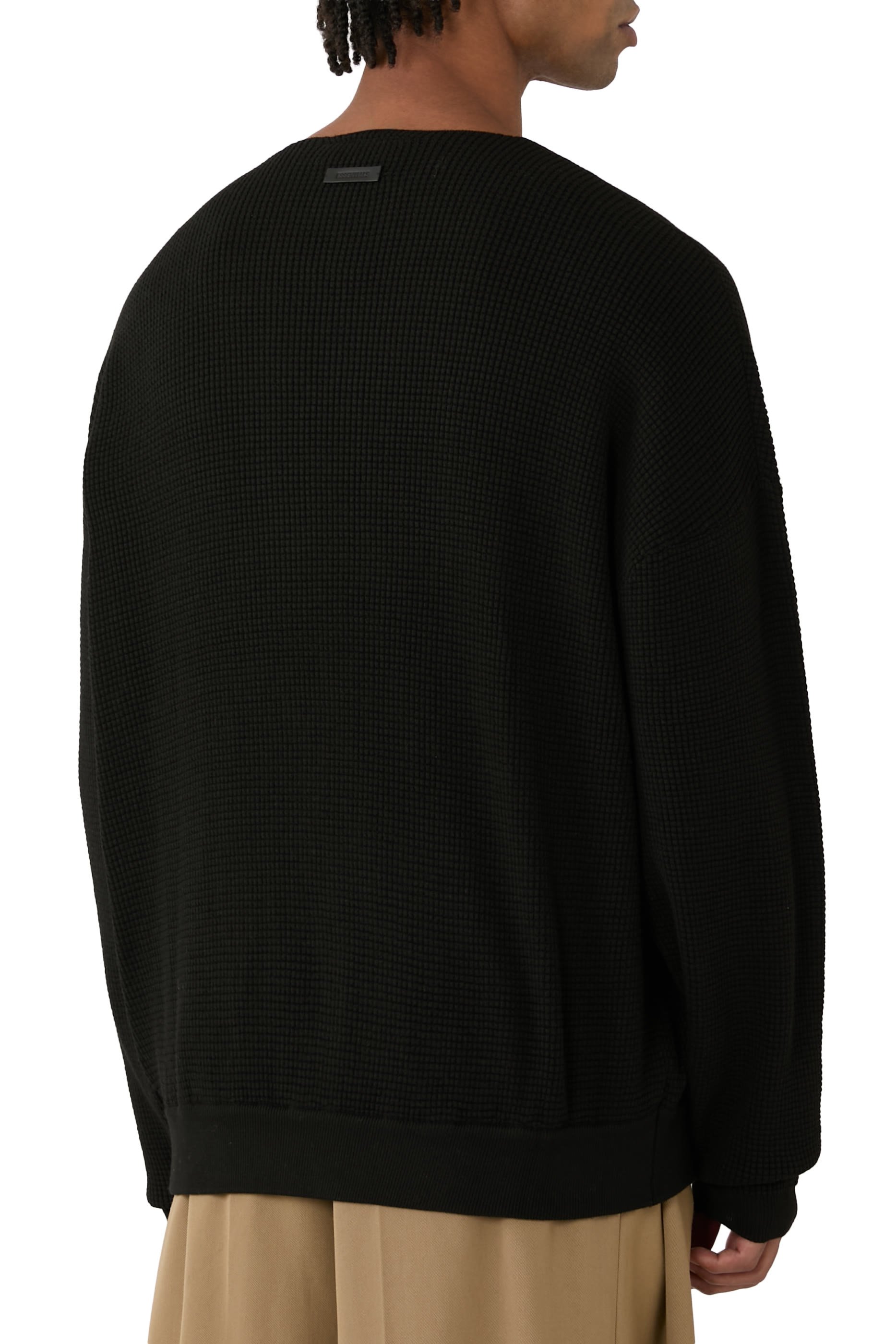 كنزة ناينتيز بياقة ضيقة وشعار الماركة نسيج متشابك