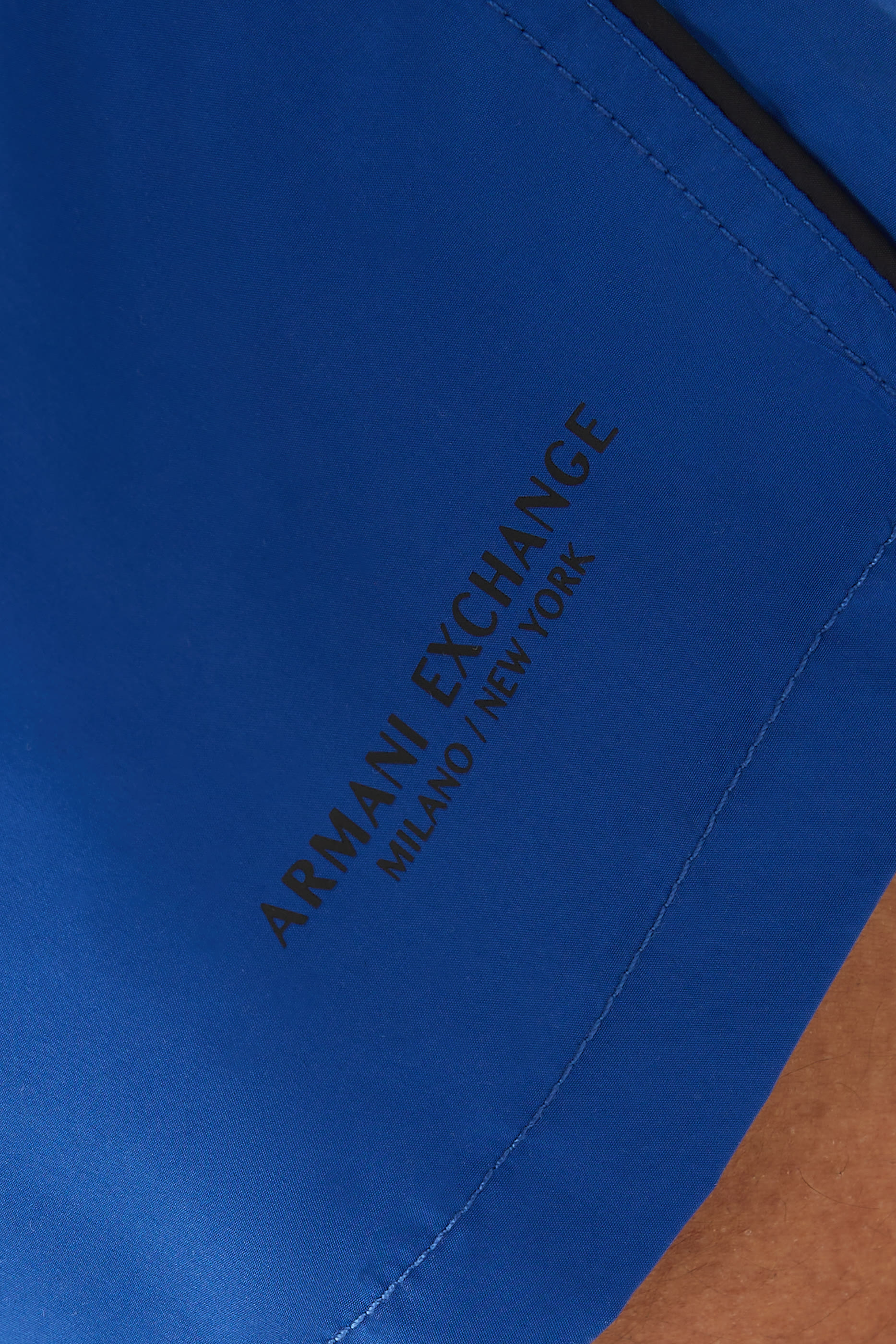 شورت سباحة بشعار الماركة