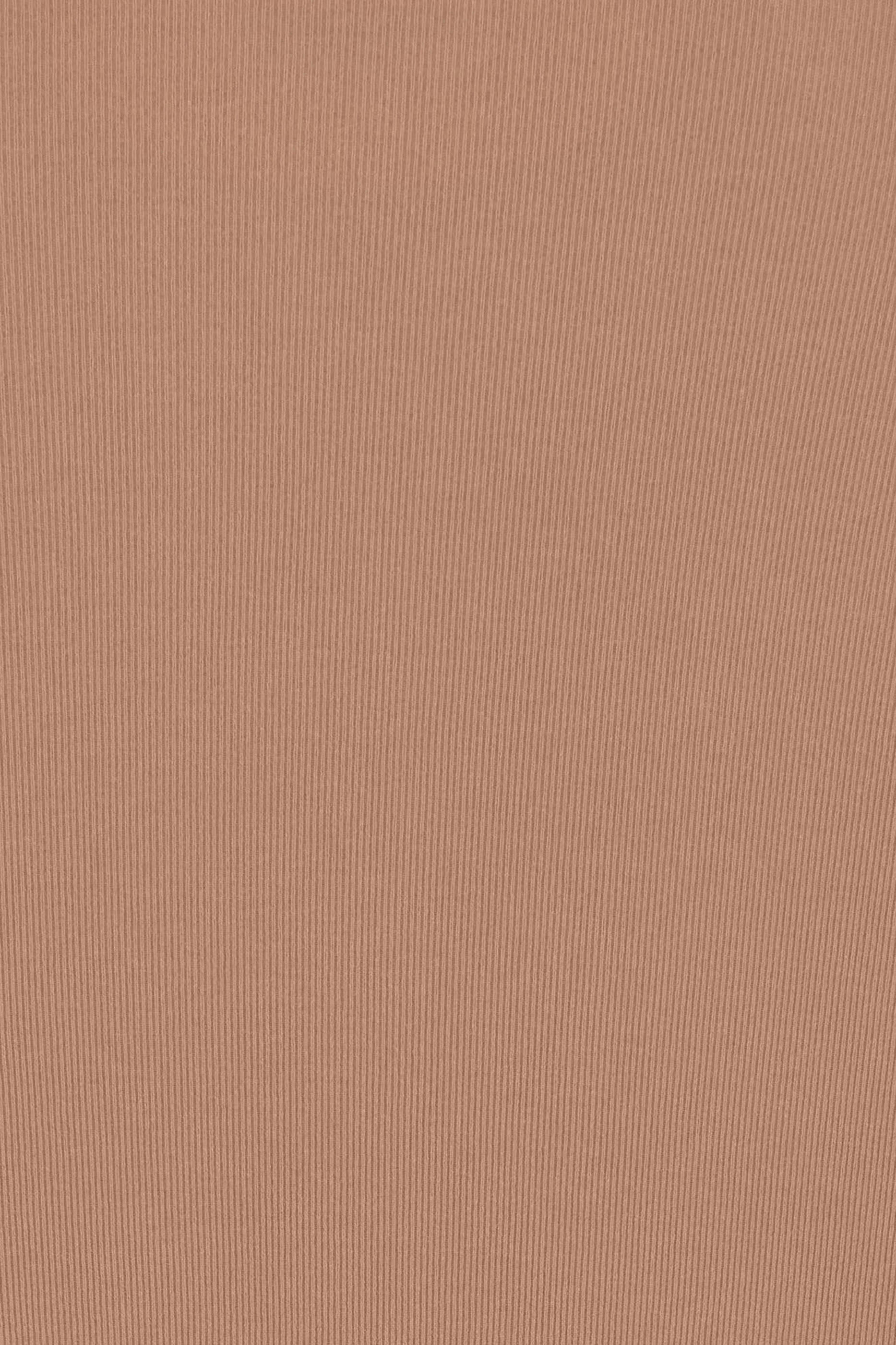 شورت بطول منتصف الفخذ