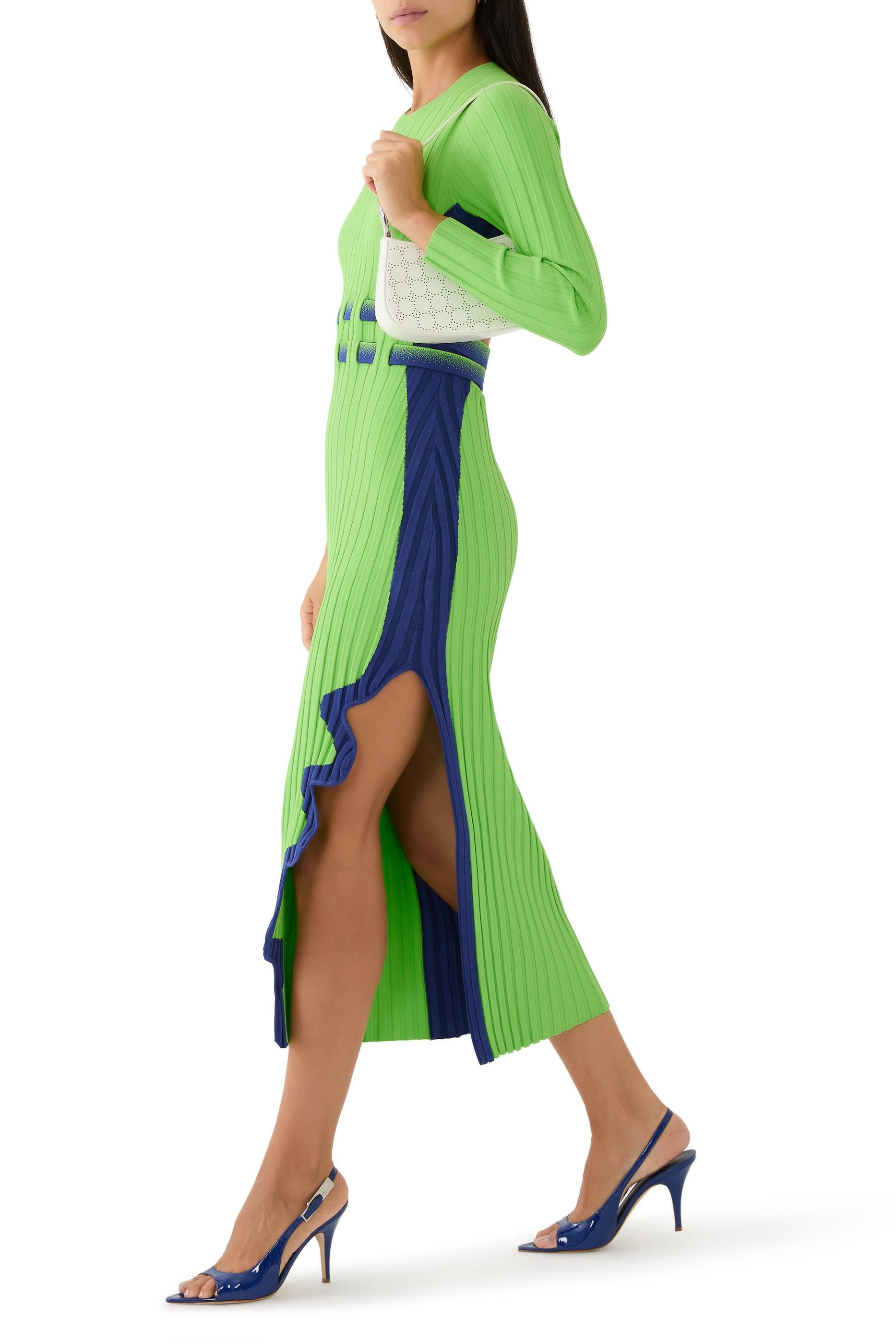 فستان أستر بليتد مع فتحة متموجة