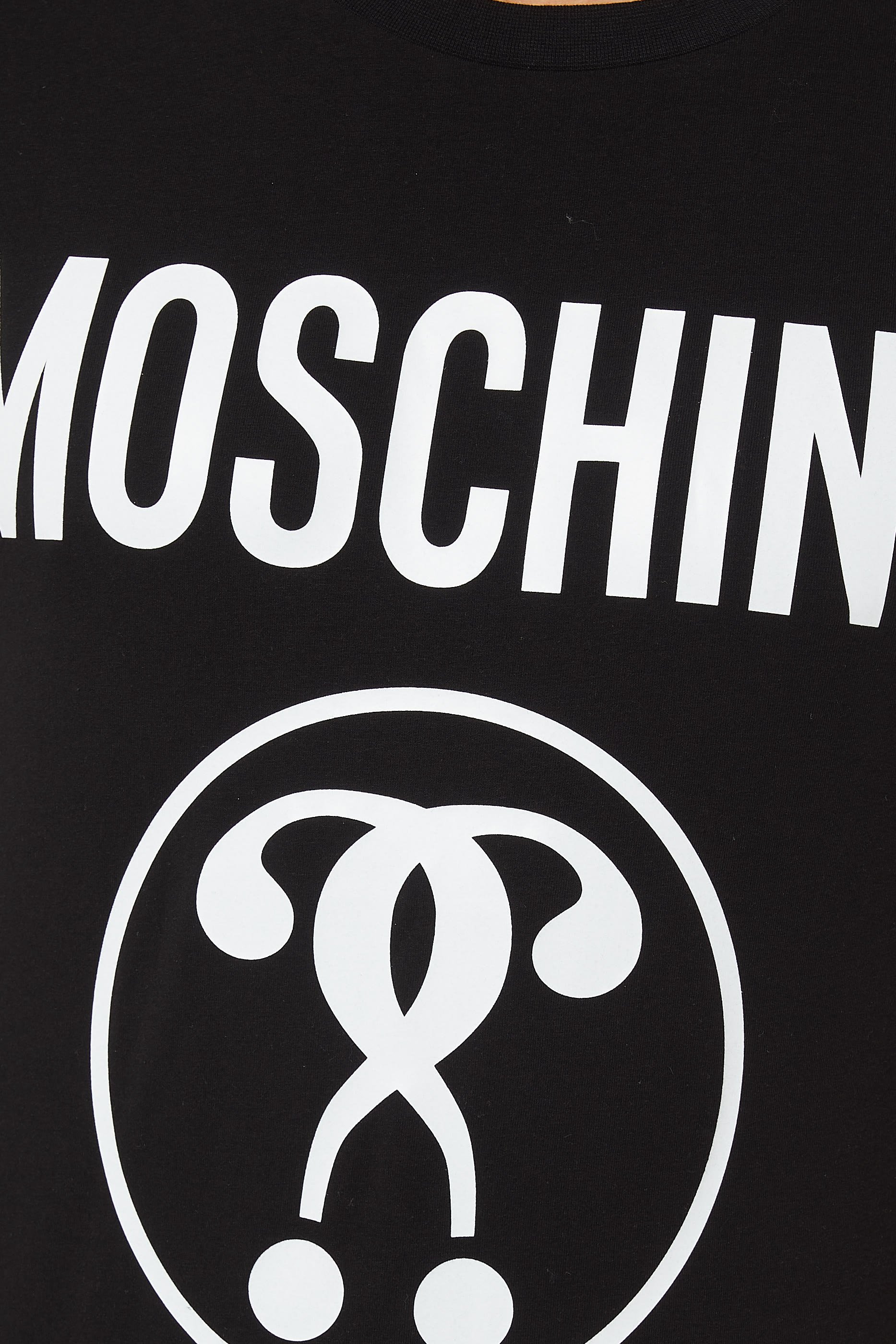 تي شيرت بقصة ضيقة بعلامتي الاستفهام وشعار الماركة