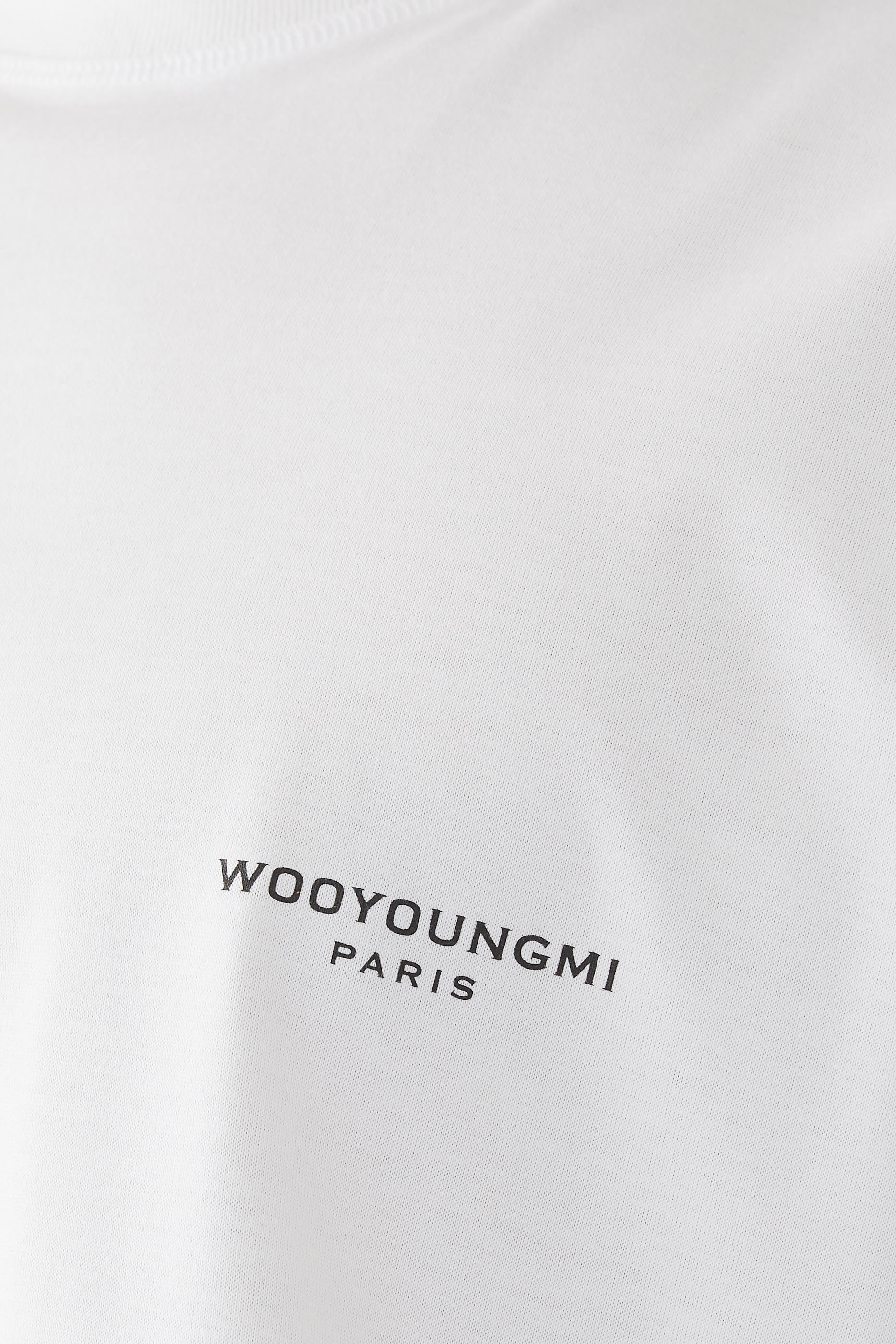 تيشيرت بطبعات شعار الماركة