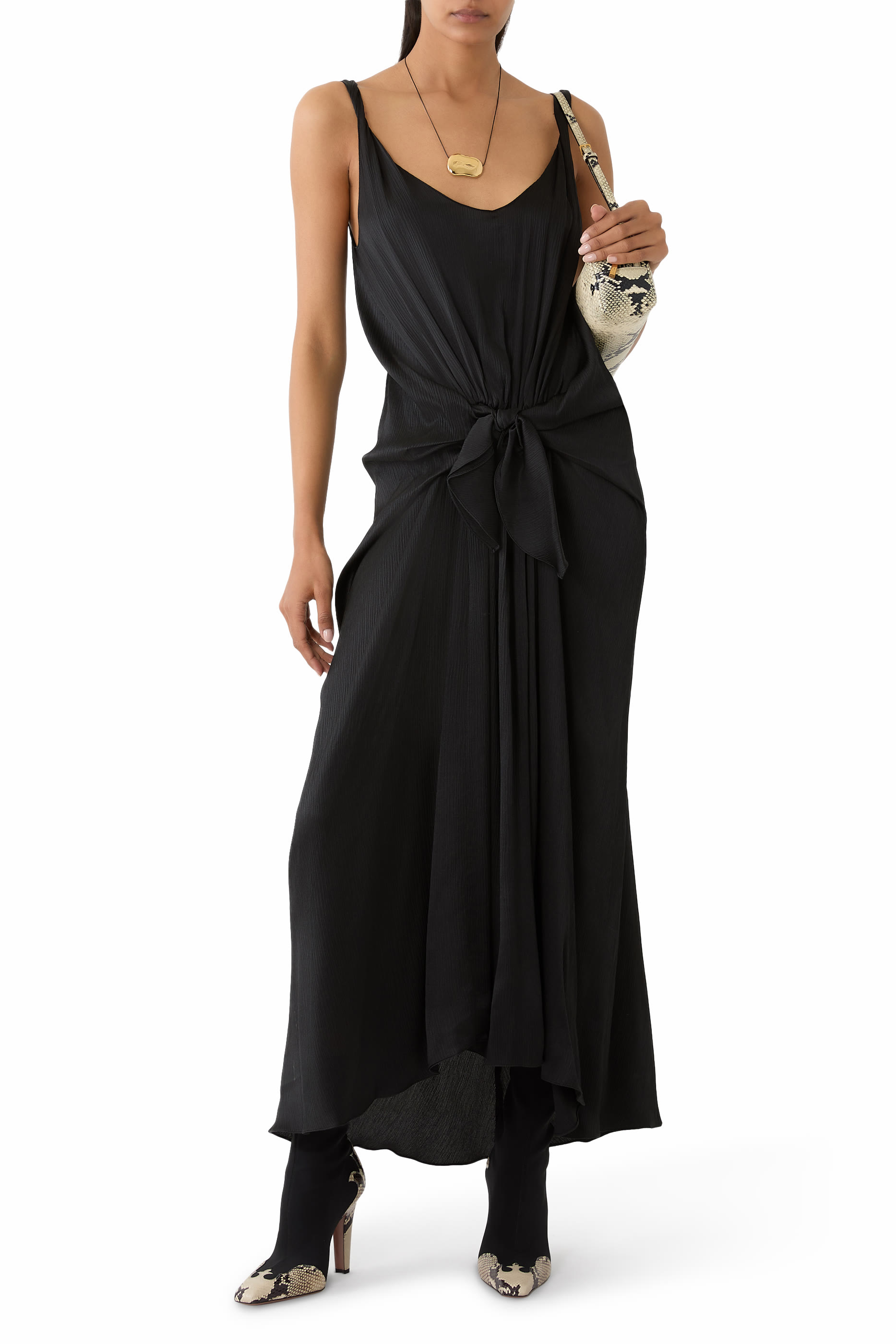 فستان طويل بعقدة عند الخصر