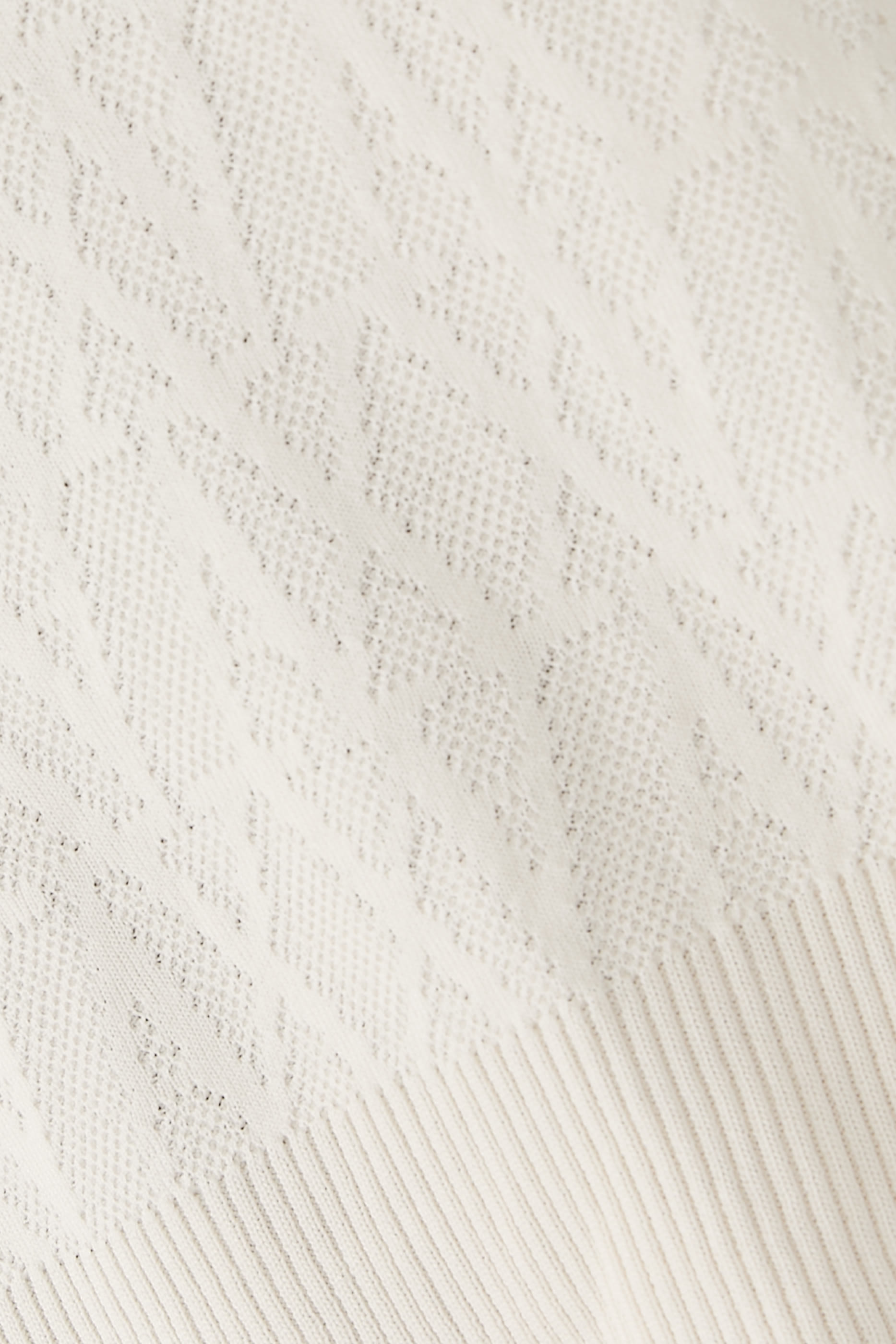 كنزة مزينة كليا بشعار الماركة