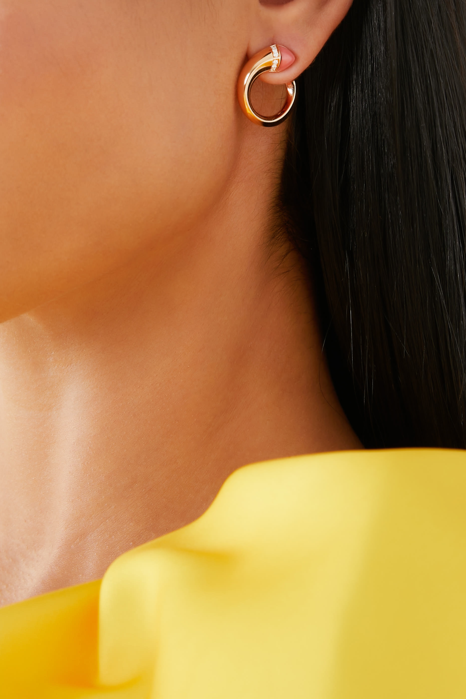 أقراط كليو فينوس متوسطة مرصعة بالماس والمرجان الوردي ذهب وردي عيار 18