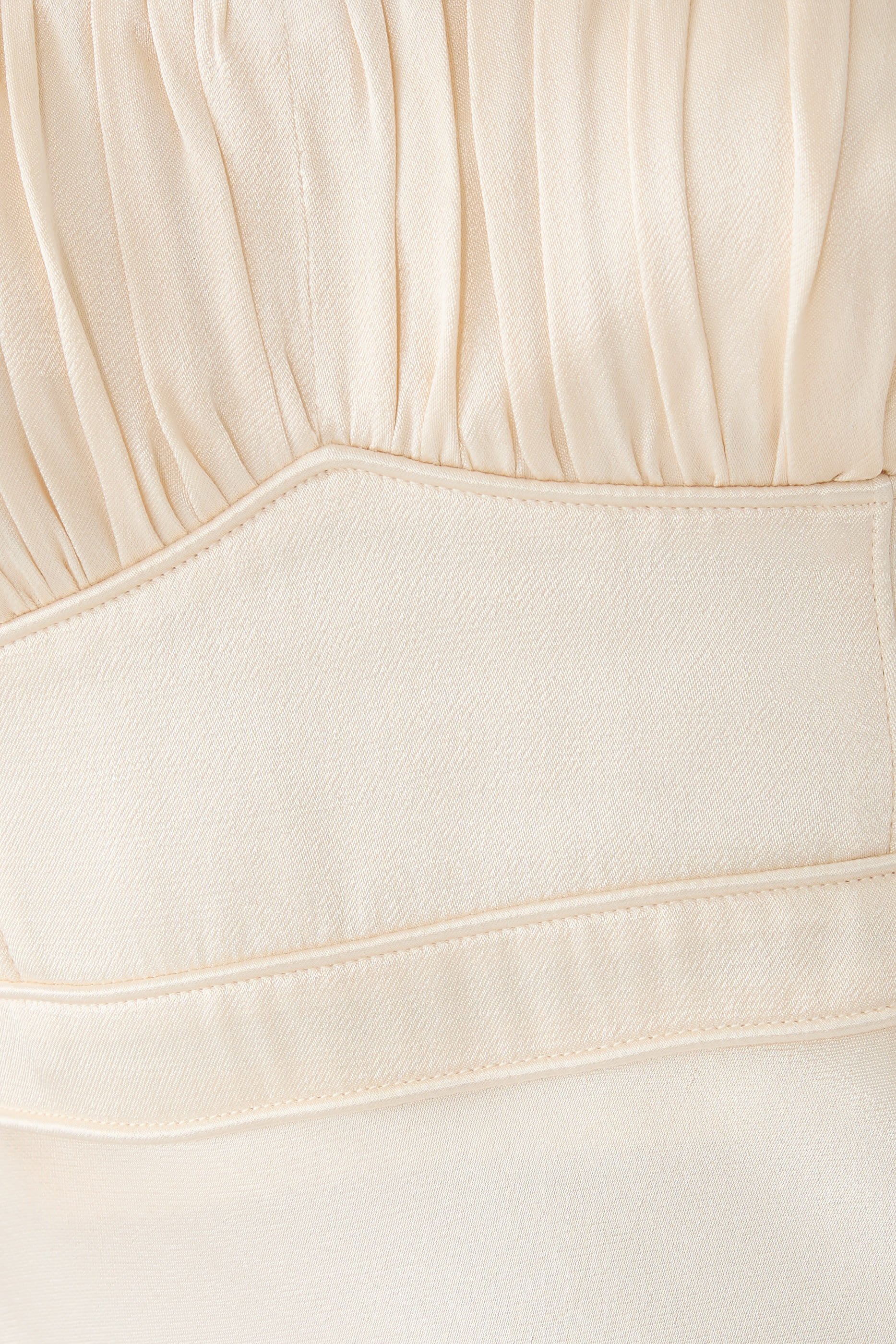 فستان طويل لا لون كوردد مزين بكشكش