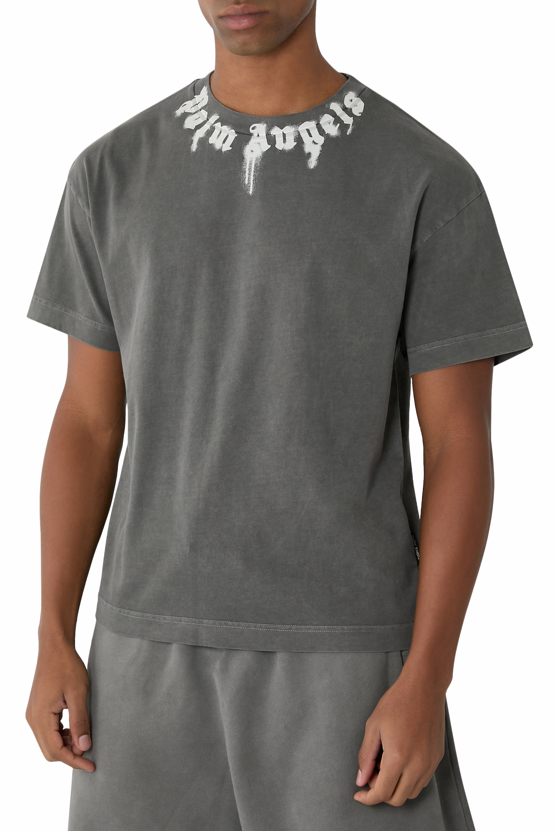 تيشيرت بياقة مزينة بشعار الماركة