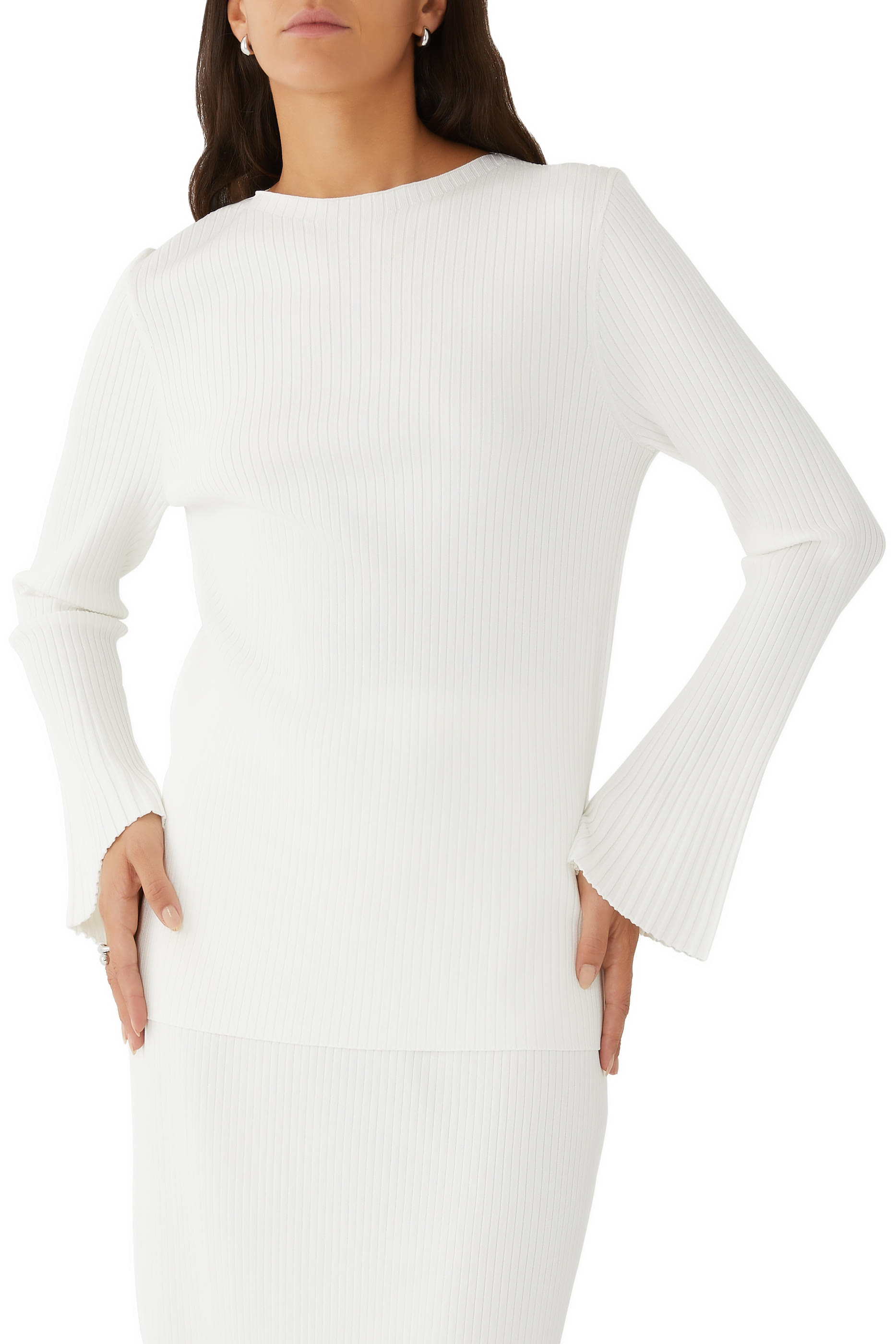 بلوزة بأكمام طويلة وياقة ضيقة