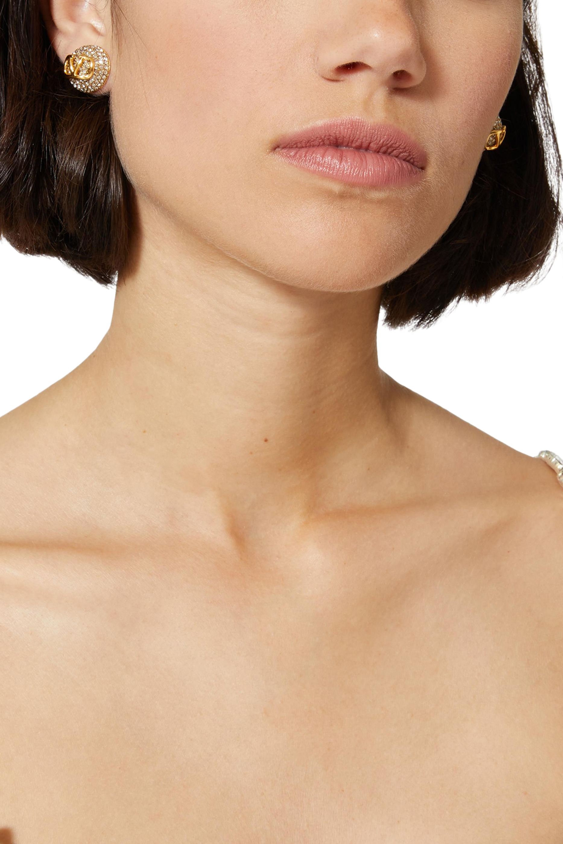 أقراط بحلية شعار V مرصعة بالكريستال