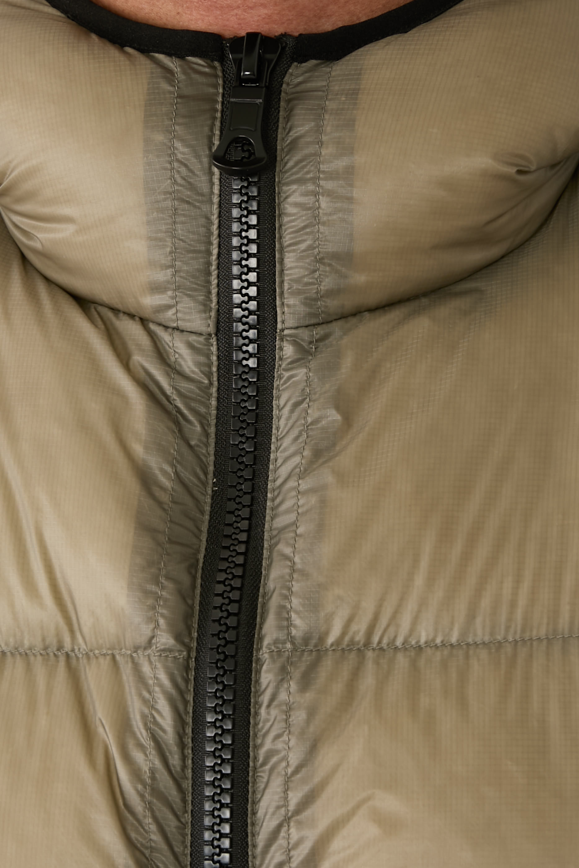 جاكيت منفوخ بغطاء رأس وشعار الماركة قماش غير شفاف