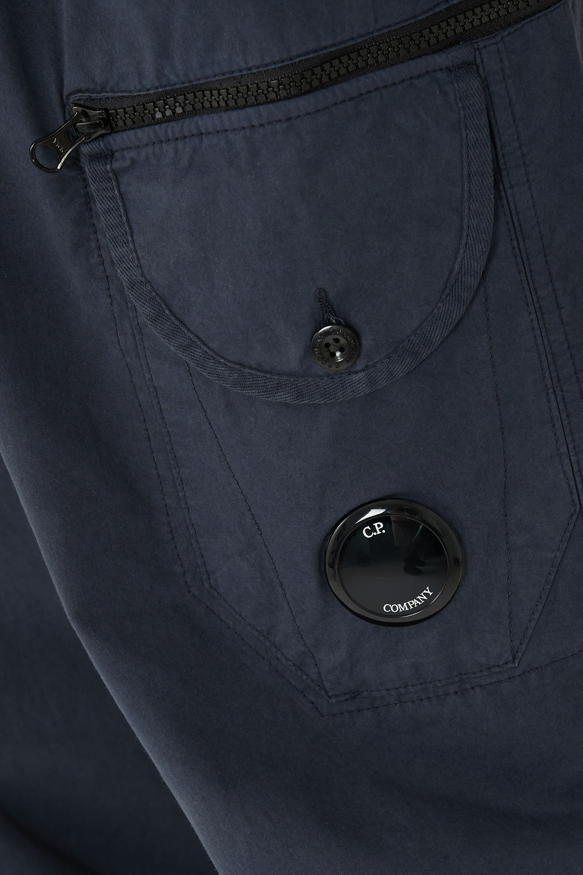 بنطال كارجو ميكروريبس بقصة مربعة وحلية بتصميم عدسة